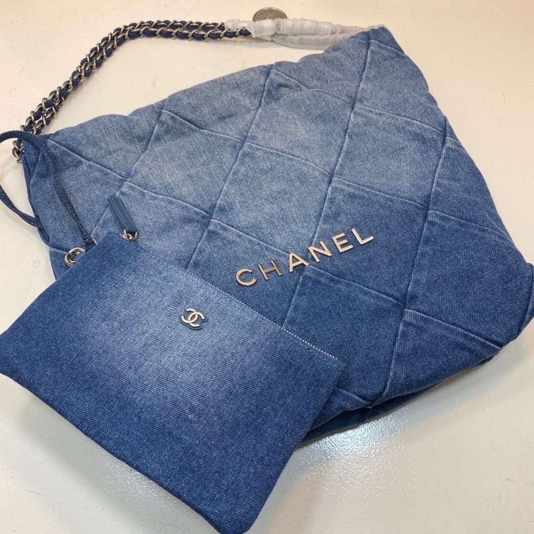 30cm Chanel 22 Denim Bag / Chanel Tote Bag กระเป๋าสะพายทรงโท้ทเดนิม ยีนส์ เท่ๆ คูลๆ งานเดนิมฟอกดีเทลความสวยมาก เป็นทรงโท้ทที่ได้รับการตอบรับดีมาก เกินต้านที่สุดกับไอเท็มนี้