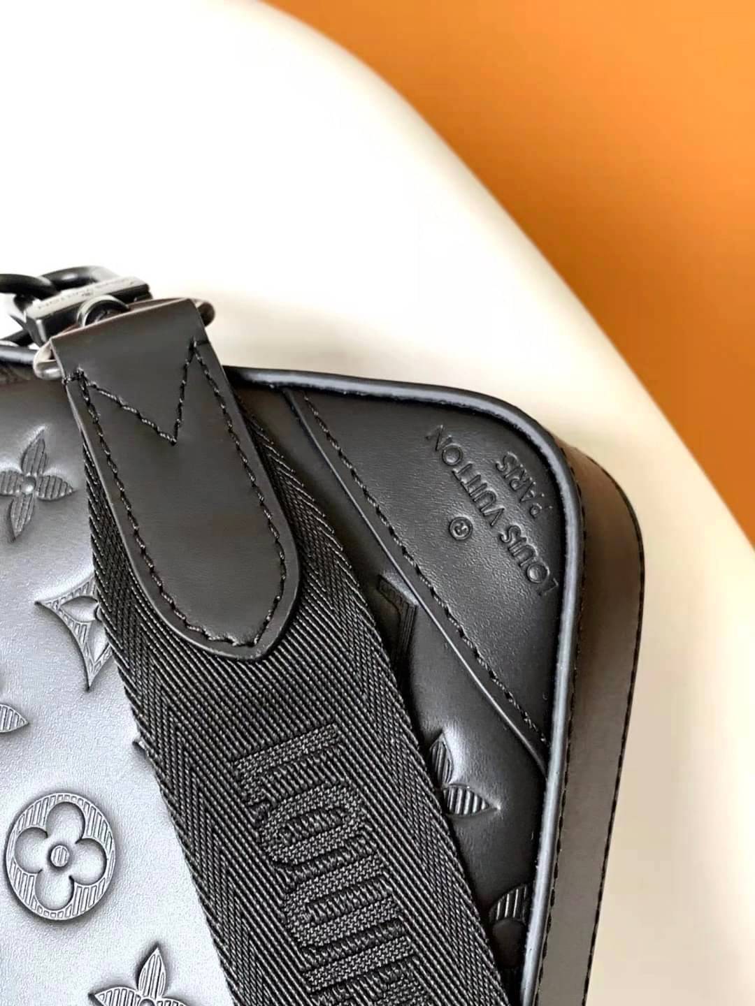 LV Duo messenger Black Monogram Shadow เกรดใช้งานสลับใบจริงได้ เทพออริจินอล เนื้องานสวยงาม หนังแท้ ใช้ได้ทั้งชายหญิง ภาพสินค้าถ่ายจากงานขายจริงใช้งานต่างประเทศได้