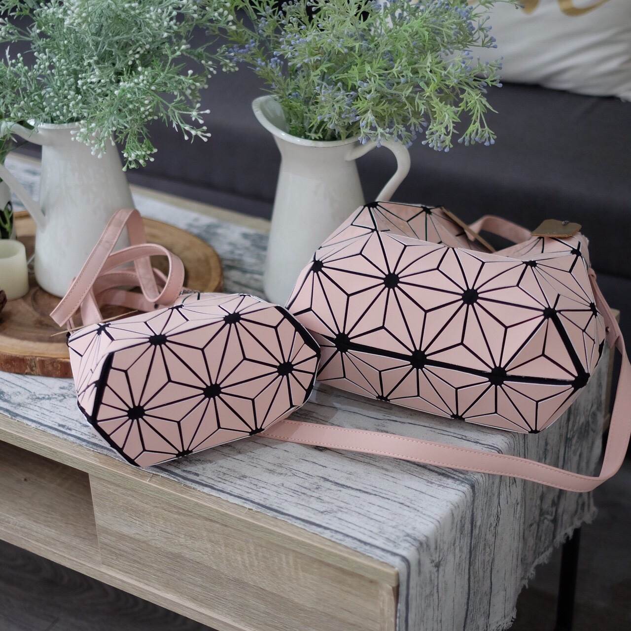 New Collection ka ' Matte Color ' ✨✨ สีด้าน มีให้เลือกถึง 4 สี 🍭🍭แถมยังลาย Limited edition หายาก 👍ปรับทรงได้ 2 แบบ น่ารักมาก จากแบรนด์ David Jones กระเป๋าสะพายข้างดีไซน์เกร๋มาก สีสวยหรูมาก ขนาดกะลังดีเลย น้ำ