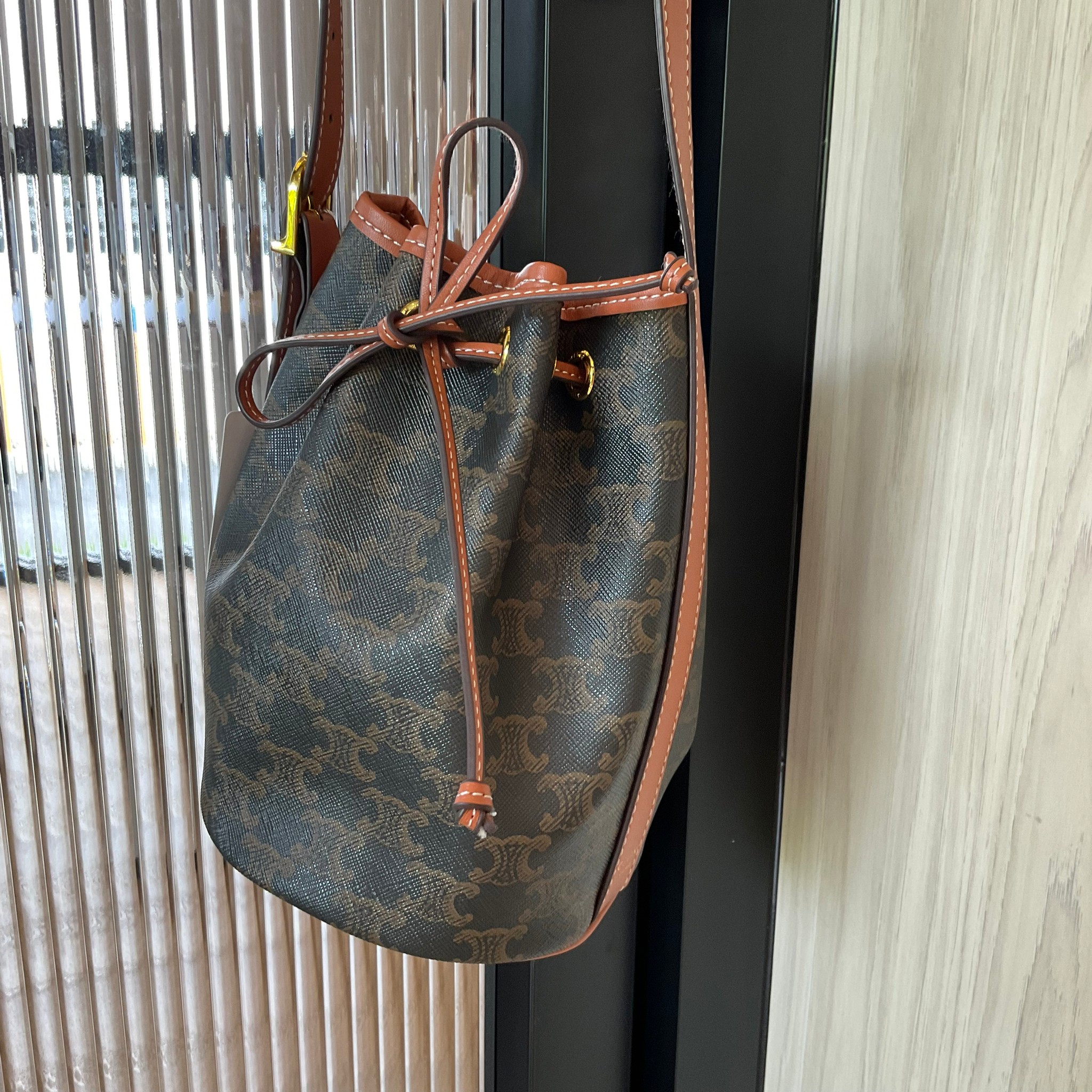 CELINE SMALL DRAWSTRING BAG IN TRIOMPHE ในรุ่นนี้ได้รับคำชื่นชมจากแฟชั่นกูรูทั้งหลาย เนื่องจากมีรูปทรงที่สุดแสนจะเรียบง่าย มีช่องใส่ของที่กว้าง ตัวกระเป๋าเป็นแบบหูรูด ช่วยให้เปิด-ปิดง่าย สะดวกต่อการใช้งาน