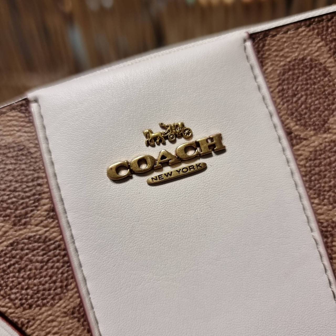 COACH 32445 SMALL WRISLET IN COLORBLOCK SIGNATURE CANVAS คอลเลคชั่นคัลเลอร์บล็อคสวยหรู ในรูปแบบกระเป๋าคล้องมือ ขนาดพกพา ไซส์กำลังสวยมากๆ พกง่ายไปเลยจ้า วัสดุหนังแคนวาส ตัดหนังแท้ ภายในโล่ง มีช่องใส่บัตร ตอบโจทย์สาวๆที่ไม่ชอบความพะรุงพะรัง พกใบนี้คือสะดวกส