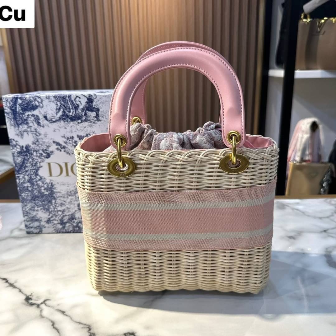 DIOR Lady Natural Wicker Bag กระเป๋าสะพายงานสาน พร้อมผ้าผูกด้านในสวยงามทรงเสน่ห์ จะถือหรือสะพายข้างด้วยสายสปอร์ตก็สวยเลิศ โดดเด่นกว่าใคร งานสวยเกินราคา คุ้มที่สุดในย่านนี้บอกเลย!!