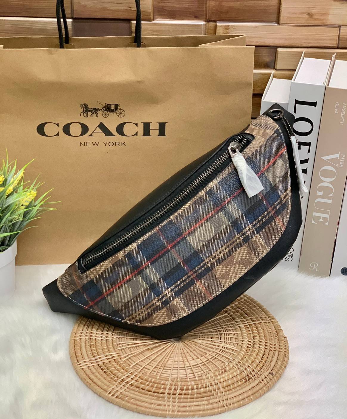 OUTTLET 】COACH WARREN BELT BAG IN SIGNATURE WITH PLAID PRINT ใบใหญ่คะ! ((83001)) สีเข้าใหม่ เอาใจวัยโจ๋ไปเลยจ้าา กระเป๋าคาดอกด้านหน้า//คาดไปทางด้านหลัง//หรือคาดเอวได้ ตามแต่ความถนัดได้เลยนะคะ หนังแท้ ด้านหน้าปริ้นลายสก๊อต+โลโก้แบรนด์ ได้สวยงามมากค่ะ กระเป