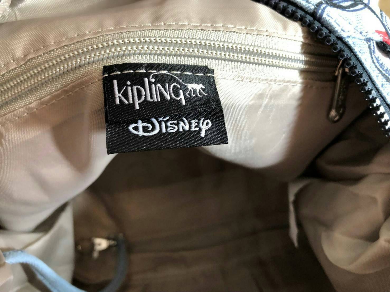 Kipling D ART MINI Collection Mickey กระเป๋าถืออเนกประสงค์ Art Mini จาก KIPLING ขนาดเล็กมีน้ำหนักเบา และช่องกระเป๋ากว้าง สะดวกในทุกการพกพาไปพร้อมคุณ มีมุมด้านข้างสามารถปรับได้ให้เข้ากับการใช้งานของคุณ โดยการรูดซิปลงเพื่อให้เป็นกระเป็นกระเป๋าสะพายดีไซน์เก๋