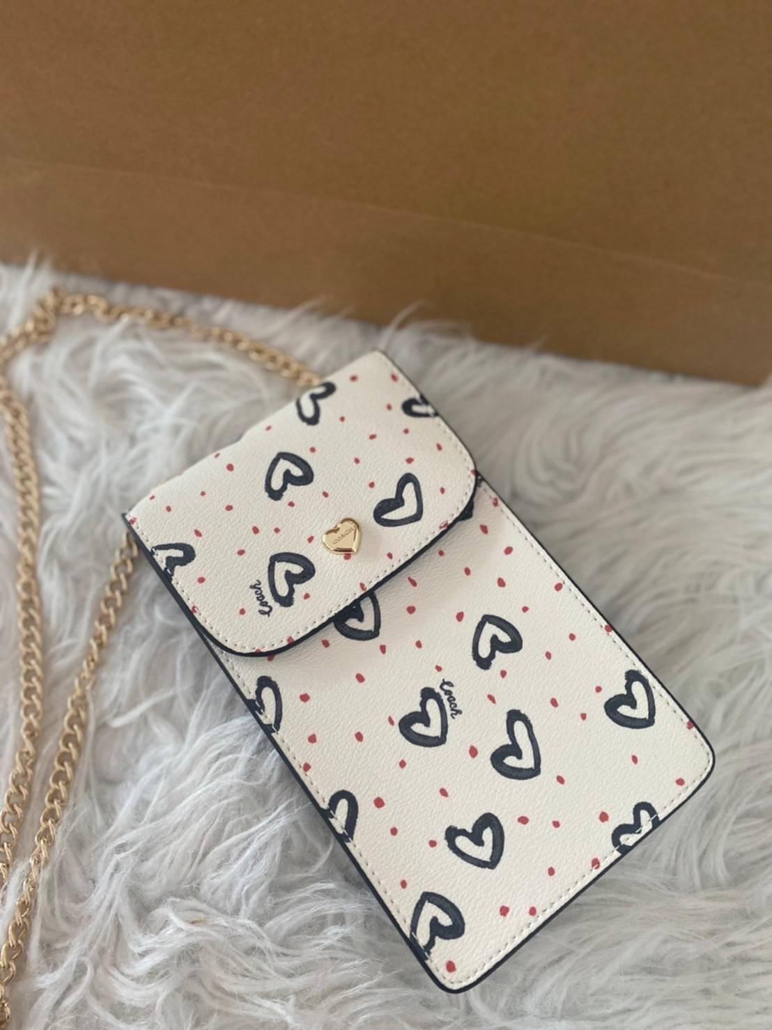 COACH NORTH/SOUTH CROSSBODY IN SIGNATURE CANVAS แจกความสดใสกันอีกครั้ง!! กับกระเป๋าสะพายเอนกประสงค์ Case phone ใส่โทรศัพท์มือถือได้ทุกรุ่น ดีไซน์ลายผลไม้ฉ่ำๆ สวยมีเสน่ห์ 💖 วัสดุหนังแคนวาสคุณภาพ ฝาและภายในเป็นหนังแท้ เปิด-ปิดด้วยกระดุม สายสะพายยาวป