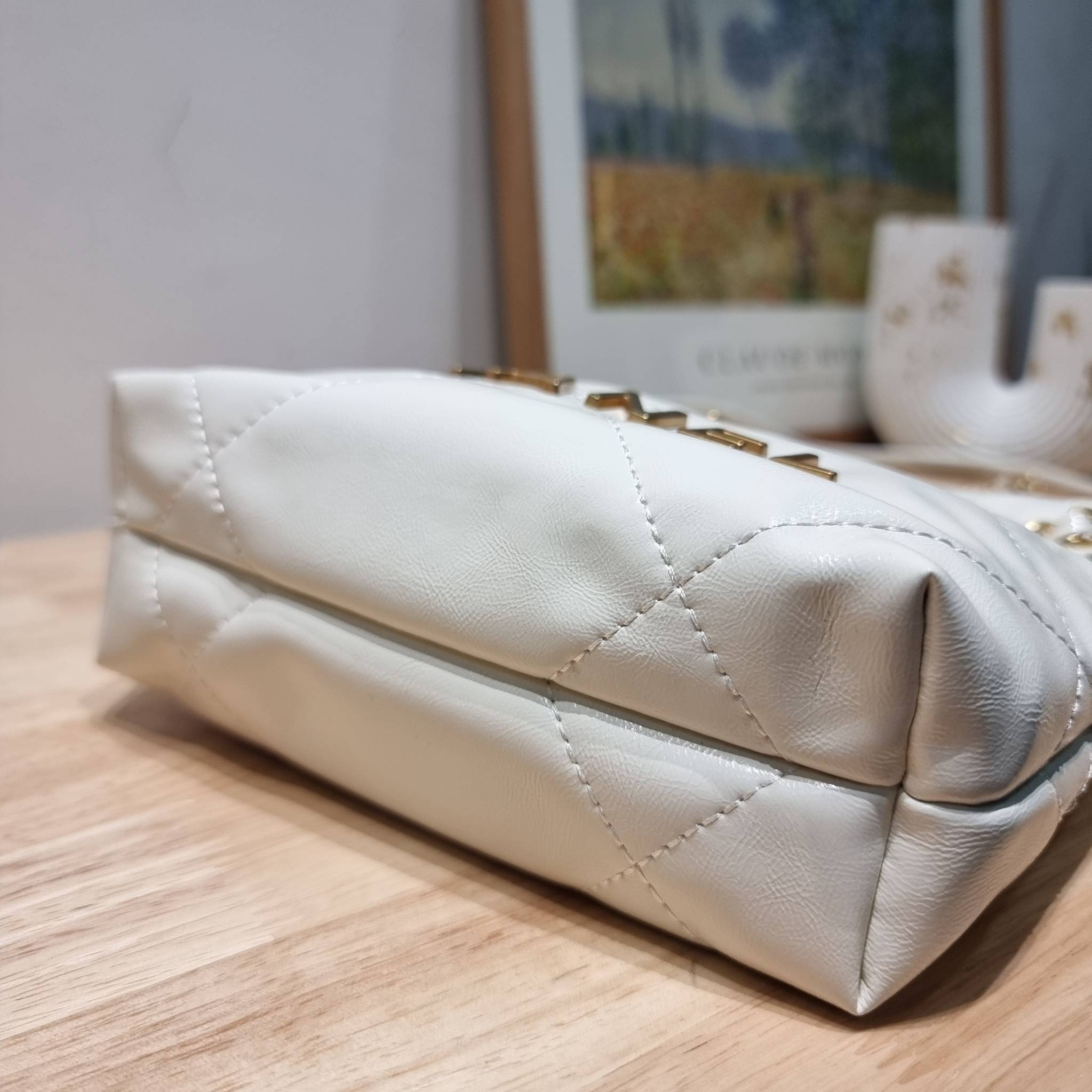 Chanel 22 mini bag / CHANEL 22 MINI HANDBAG พร้อมส่ง 4 สี กระเป๋าสะพาย ดีไซน์เรียบหรู โดดเด่นจากสายสะพายโซ่สีทอง และเหรียญโลโก้ ใช้ได้ง่ายๆไปเลยทุกโอกาส