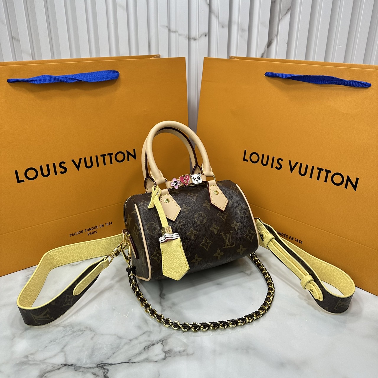 LV Speedy Bandoulière 7" Bicolor Monogram Bag / LV Keepall Bag น้องกระเป๋าทรงหมอนไซส์มินิน่ารัก ดีไซน์น่าใช้มากๆ โทนสีใหม่สวยคลาสสิค รูปทรงโดดเด่น ภายในเป็นช่องกว้าง มาพร้อมสายสะพาย ใบจริงสวยเกินเบอร์!! ไม่ผิดหวังจ้า