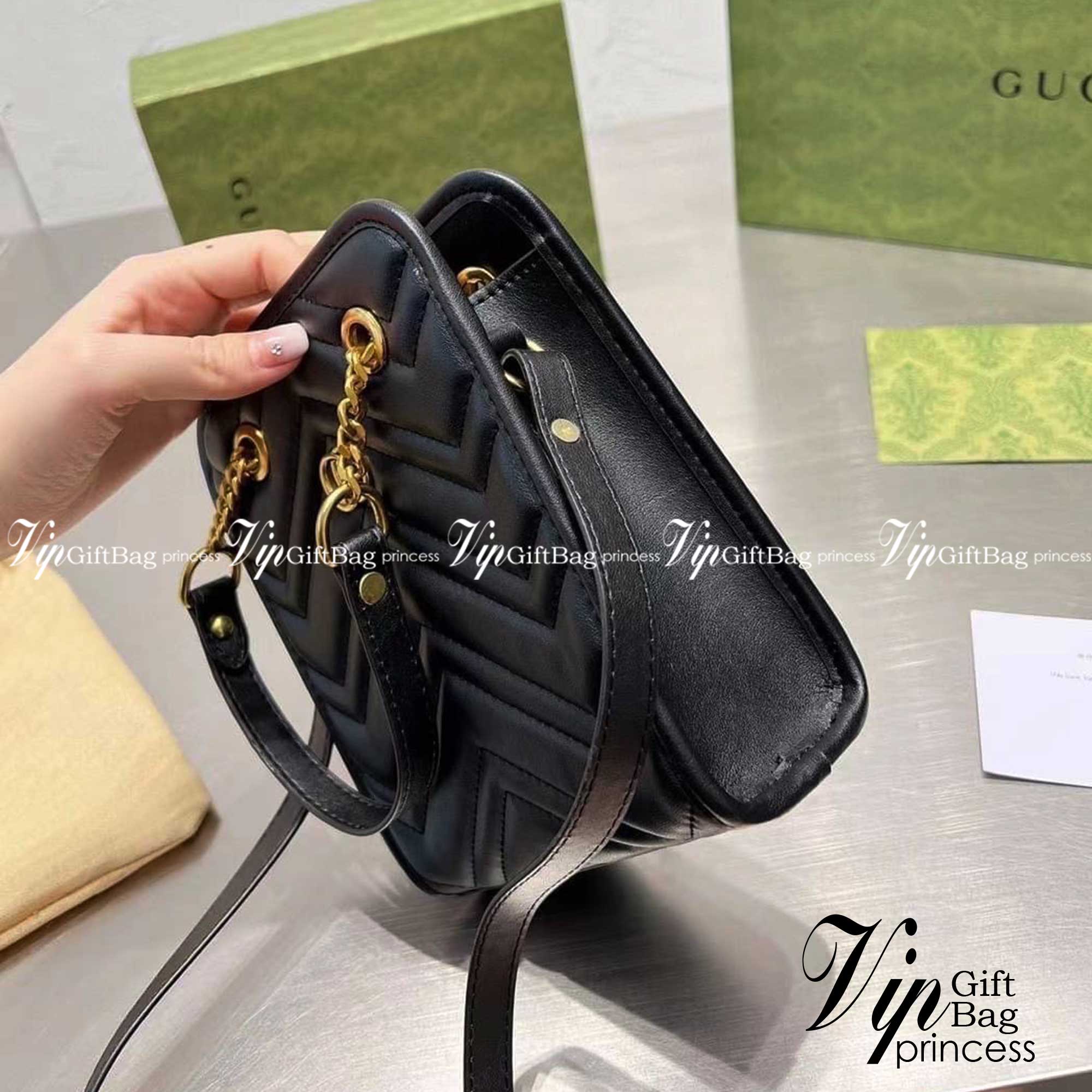 Gucci GG Marmont Matelasse Mini Bag / Gucci mini tote with chain bag กระเป๋าทรงโท้ทมินิ พร้อมสายสะพายโซ่ รองบ่าเป็นหนัง ถือได้ สะพายได้พร้อมสายยาวหนัง ภายในโล่งกว้าง จุของได้เยอะ ภาพถ่ายจากงานขายจริง ใช้งานต่างประเทศได้