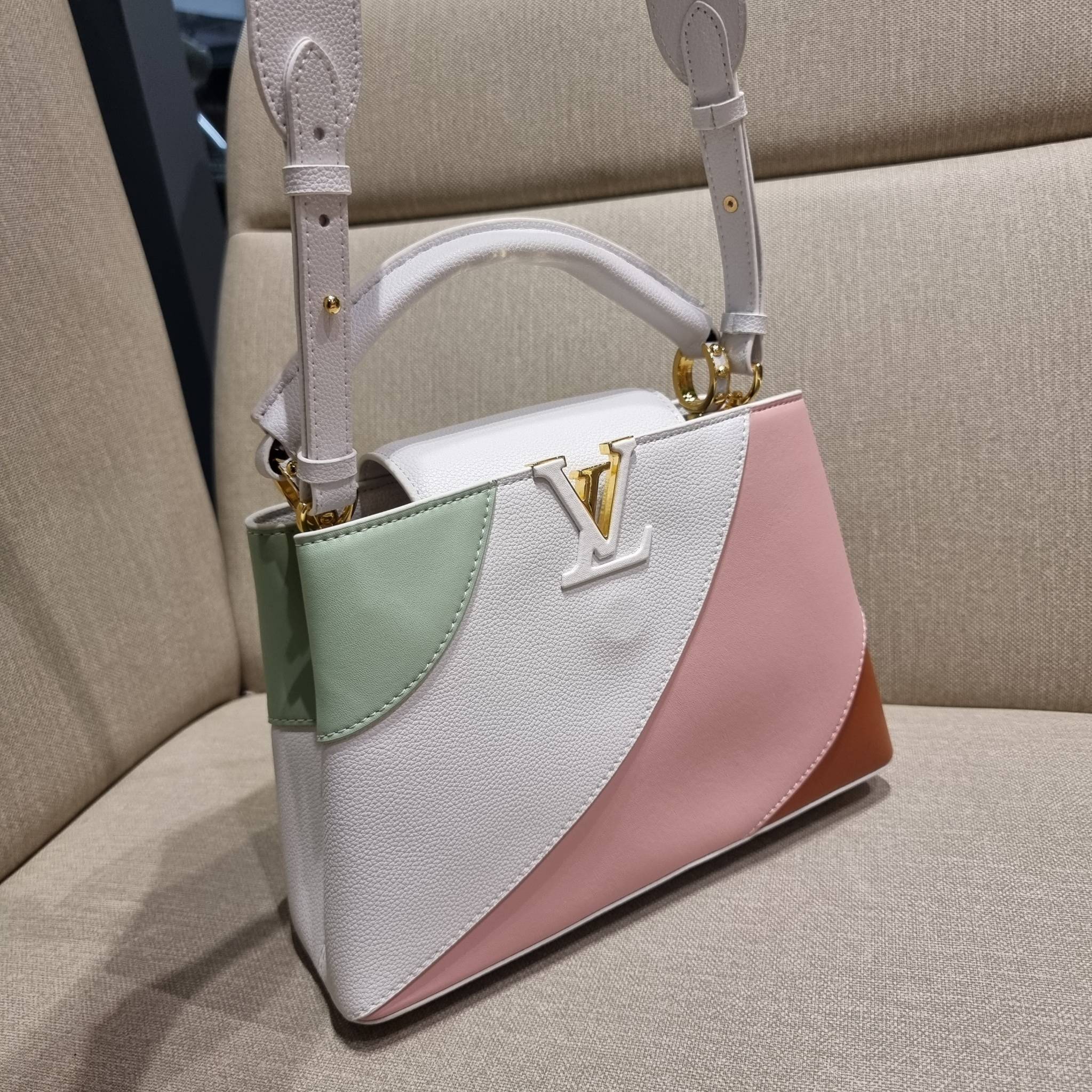 LV capucines top handle ที่สุดของความสวยในราคาเบาๆ กระเป๋าถือสุดหรู ดีไซน์ทรงคลาสสิค พร้อมลวดลายหรูหรา มาพร้อมหูจับในตัว ด้วยรูปทรงวินเทจและวัสดุหนังแท้ ขับผิว ทำให้ไอเท็มนี้สะกดทุกสายตาจริงๆ และยังมีลูกเล่นที่ฝาปิดกระเป๋า ที่สามารถปิด หรือสอดด้านใน ก็เห็