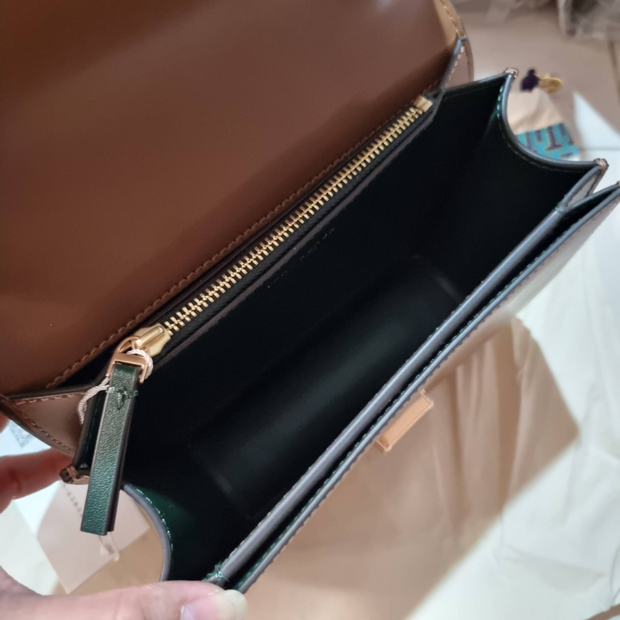 TORY BURCH ELEANOR SMALL CONVERTIBLE SHOULDER BAG ฮอตไอเท็ม รุ่นนี้ขายดีขายหมด สวยหรู คุณหนู ผู้ดี!! หายากมากแล้วน้า กระเป๋าสะพายข้าง ดีไซน์อยู่ทรง ขนาดกำลังสะดวกใช้สำหรับสาว วัสดุหนังแท้เต็มใบ สีทูโทน เปิด-ปิดด้วยแถบแม่เหล็ก ภายในแบ่งสัดส่วนได้เป็นอย่างด