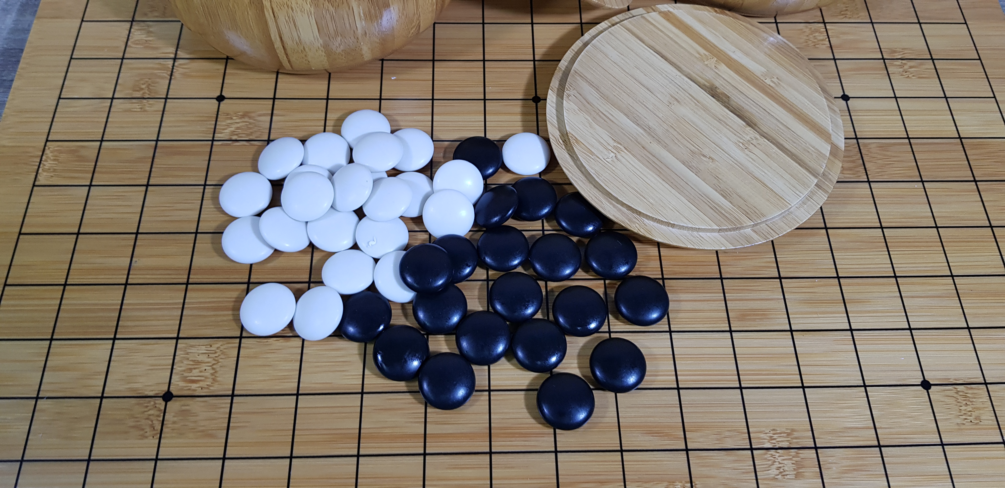 ชุดกระดานหมากล้อมไม้หนา2ซม.กระดาน19เส้นพร้อมโถไม้Torreyaและเม็ดหมากพลาสติกนูนสองด้านทรงกลม