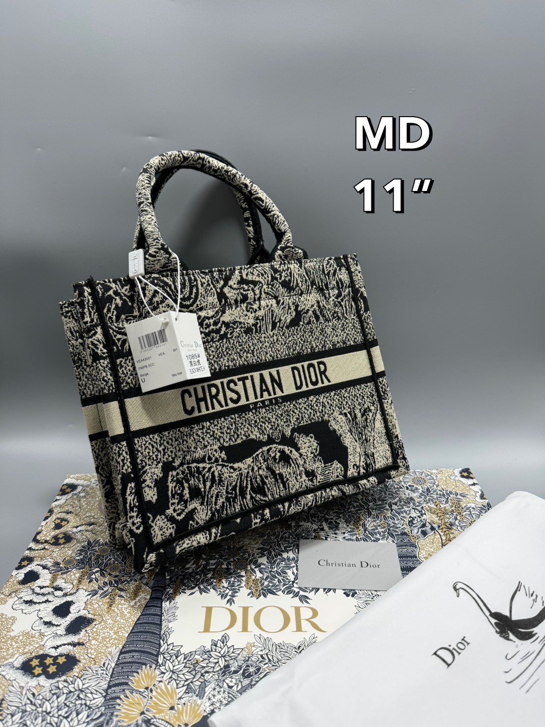 DIOR Small Book Tote Bag Toile de Jouy กระเป๋าทรงโท้ทปักลวดลายเป็นเอกลักษณ์ สะท้อนความงามตามแบบฉบับแบรนด์ หรูหราลงตัว งานผ้าฝ้ายปักทอขึ้นรูปสวยงาม