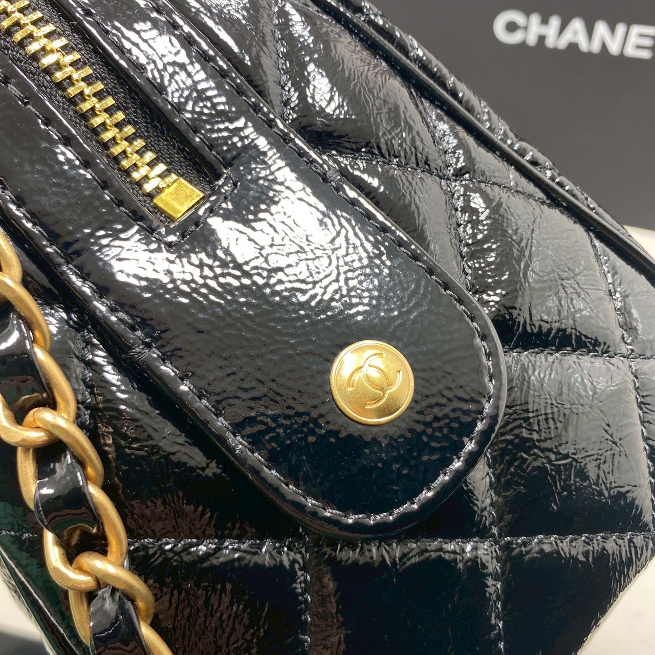 ORI หนังแท้ | Chanel Large Bowling Bag Crumpled Leather / Chanel Keepall Bag กระเป๋าถือ กระเป๋าสะพายรุ่นใหม่ล่าสุด ดีไซน์หนังยับเงา ในคอลเลกชัน Métiers d’art ปี 2024/25