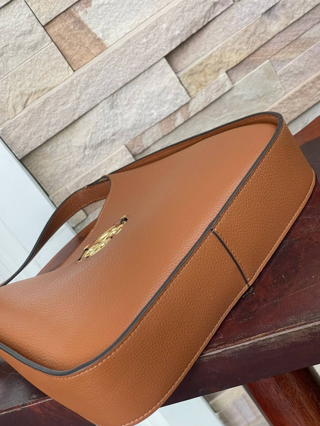 Tory Burch Miller Small Classic Shoulder Bag กระเป๋าที่เป็นได้มากกว่ากระเป๋าสะพายไหล่ โดยทางแบรนด์มีการออกแบบที่การต่อสายให้มาในลุคช์สะพายข้างได้ เป็นเอกลักษณ์ไม่ซ้ำใคร รูปทรงคลาสสิค เปิดปิดด้วยแม่เหล็กเพิ่มความปลอดภัย วัสดุหนังวัวแท้นุ่มต่อผิวสัมผัส มาคู