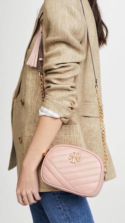 Tory Burch KIRA CHEVRON SMALL CAMERA BAG สาว ๆ ลุคคุณหนูไม่ควรพลาด Collection นี้เลยนะคะ เพราะ Kira Chevron เป็นรุ่นที่ตอบโจทย์และครองใจสาว ๆ ได้อย่างแท้จริง เนื่องจากมีดีไซน์เรียบหรู โดยใช้เทคนิคการเย็บบนหนังเป็นลายเส้น (Chevron) ทำให้กระเป๋าดูมีราคามากย