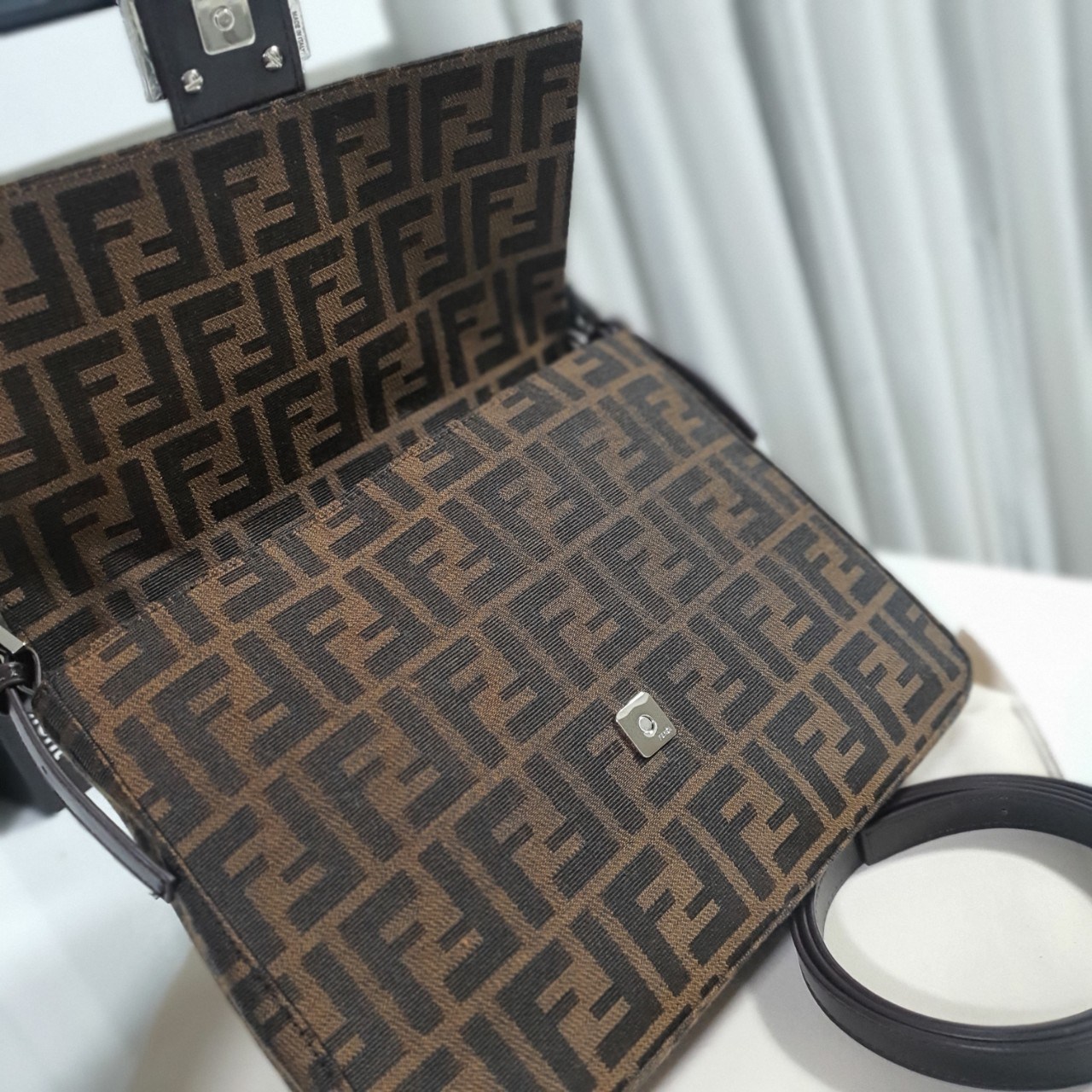 FENDI MAMMA BAGUETTE ZUCCA BROWN FABRIC BAG (GWP) พรีเมี่ยมกิ๊ฟ Limited Edition จาก FENDI วัสดุ CANVAS พิมพ์ลายแบรนด์ เปิดปิดด้วยฝาปิดกระดุมแม่เหล็ก ภายในมีช่องซิป ใส่ของแยกอีกช่อง สามารถใส่กระเป๋าสตางค์ยาว iphone เงิน ของจุกจิกได้ มาพร้อมสายสะพาย2แบบ ถอด