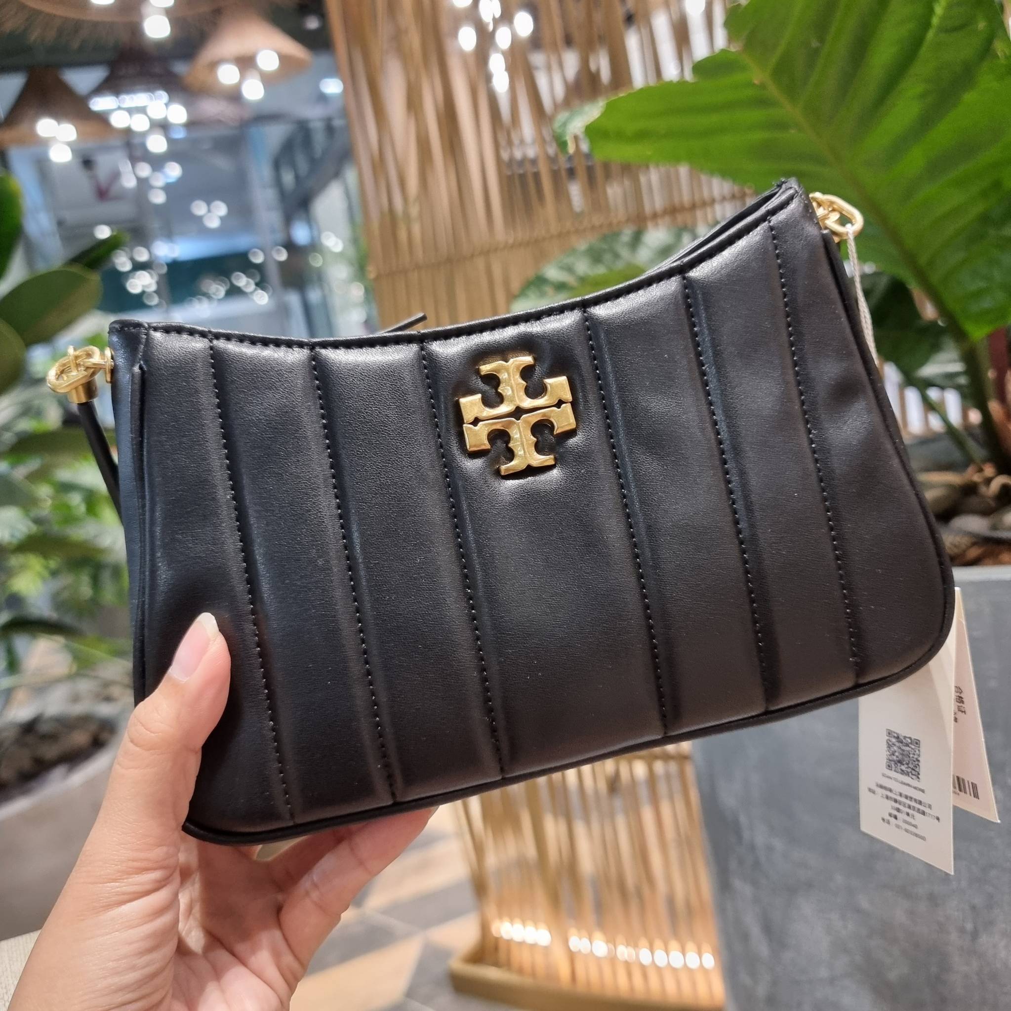 TORY BURCH KIRA MINI BAG กระเป๋าสะพายทรงพอช ง่ายต่อชีวิต!! ดีไซน์บุนวม เส้นคมสวยหรู วัสดุหนังแกะ สัมผัสดีงาม นิ่มมือ เปิด-ปิดด้วยซิป ภายในเป็นช่องโล่ง มีช่องใส่บัตร ใส่ของสำคัญได้ครบถ้วน มาพร้อมสายคล้องไหล่ในตัว และสายสะพายครอส ปรับได้ตามสะดวก ใบจริงสวยคม