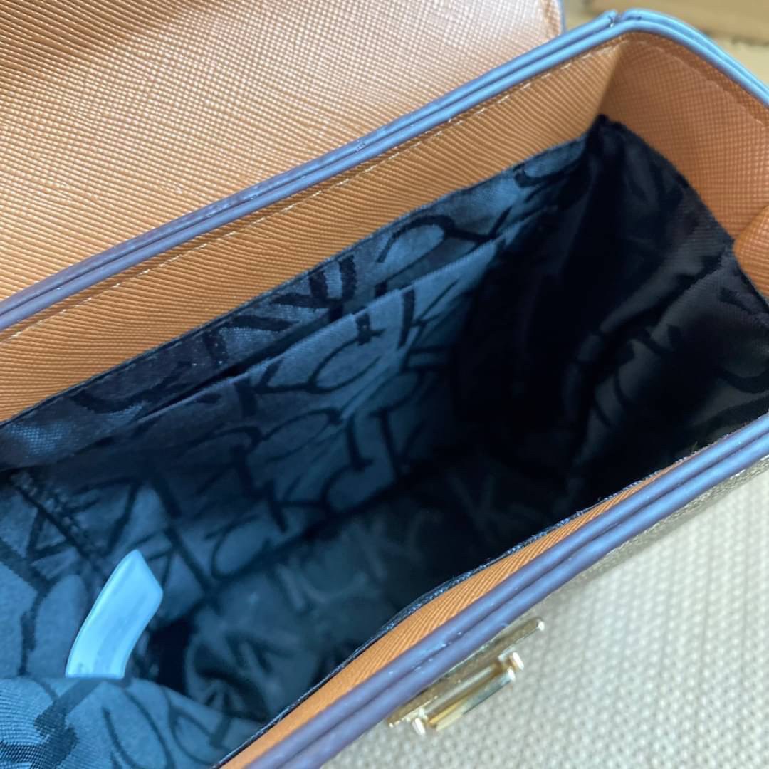 CALVIN KLEIN JEANS crossbody bag กระเป๋าถือหรือสะพาย ลายซิกเนเจอร์แบรนด์ทั้งใบ มีหูจับสำหรับถือ เปิด-ปิดกระเป๋าด้วยกระดุมแม่เหล็ก ด้านในโล่งกว้างมีช่องเล็กและช่องซิปสำหรับใส่ของจุกจิก ซับในลายแบรนด์อย่างดี มาพร้อมสายสะพายยาวปรับระดับได้ สามารถใช้ได้หลากหล