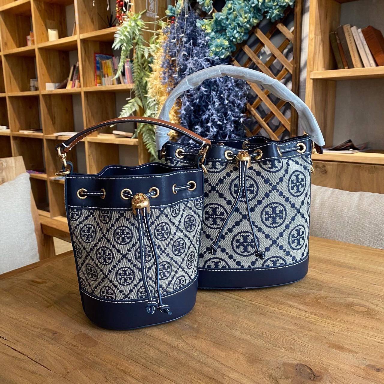 ของแท้ 💯% 】Tory Burch Monogram Jacquard Mini Bucket Bag กระเป๋าถือหรือสะพายไหล่ วัสดุผ้า Canvas โลโก้ Jacquard ทรงถัง ตั้งอยู่ทรง กระเป๋าปักลายแบรนด์ สวยหรู