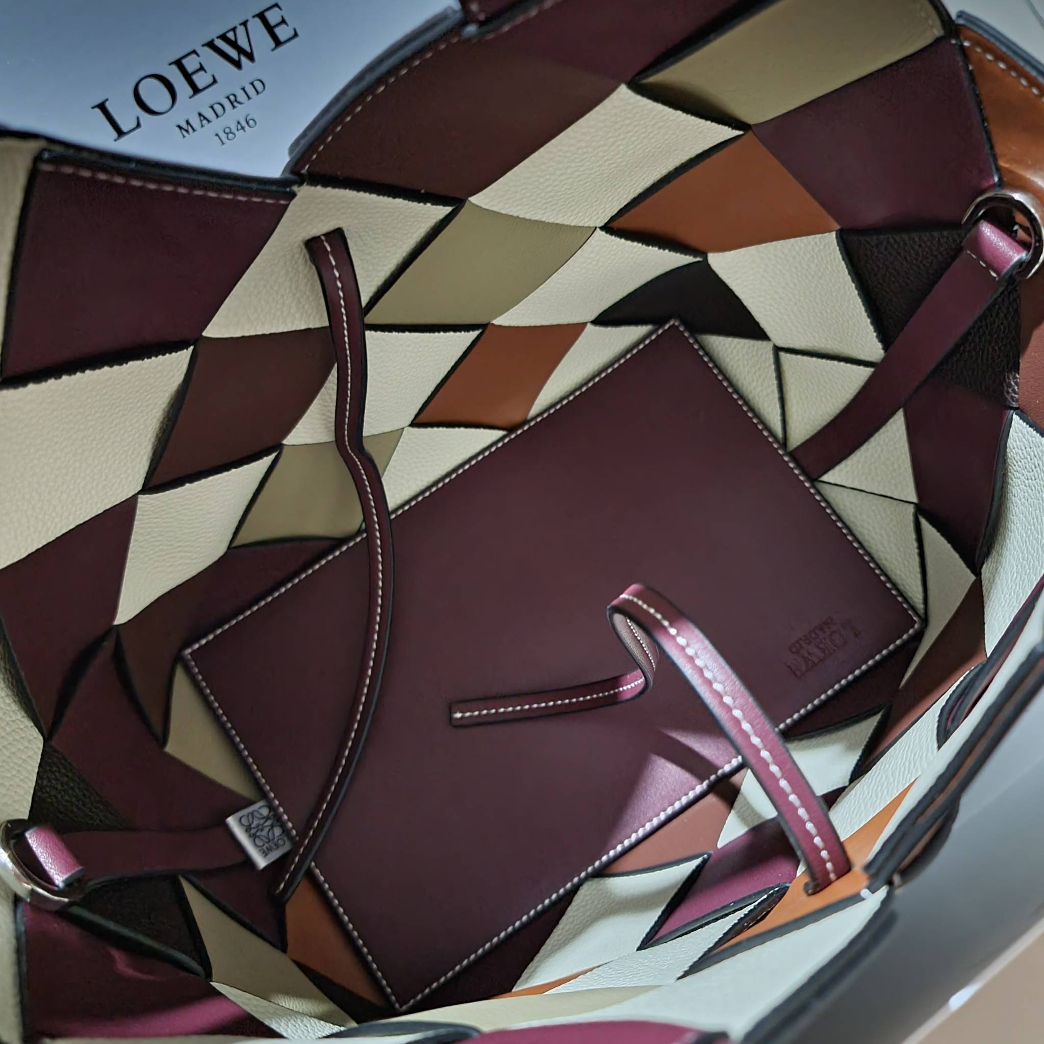 VIP 】LOEWE SURPLUS LEATHER WOVEN BASKET BAG IN CLASSIC CALFSKIN ใหม่ล่าสุดและสวยที่สุด กระเป๋าสะพานที่ถักทอด้วยความปราณีต โดดเด่นด้วยสีที่จับมาคอนทราสได้ลงตัว ใบใหญ่จุได้แบบเน้นๆ วัสดุหนังวัวแท้เต็มใบ หรูเลิศ ปากกระเป๋ามีสายหนังสำหรับผูกรวบปากกระเป๋า ภายใ