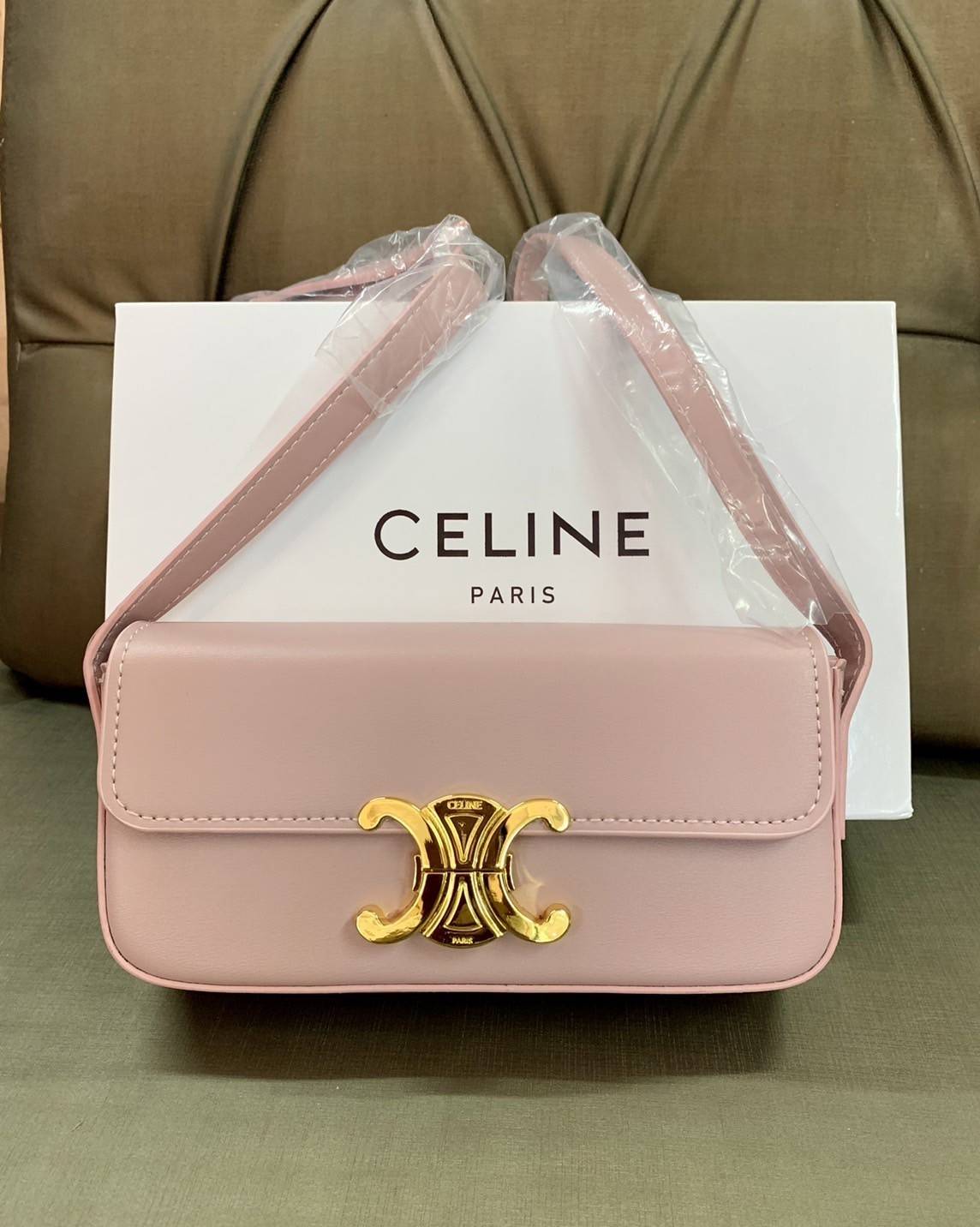 CELINE TRIOMPHE SHOULDER BAG VIP GIFT WITH PURCHASE-GWP พรีเมี่ยมกิ๊ฟ Limited Edition จาก CELINE PERFUME DUTY FREE COUNTER วัสดุหนังแกะสังเคราะห์เรียบ ดีไซน์ยอดนิยมสไตล์สาว LISA ทรงเหลี่ยมสวยหรูอยู่ทรง
