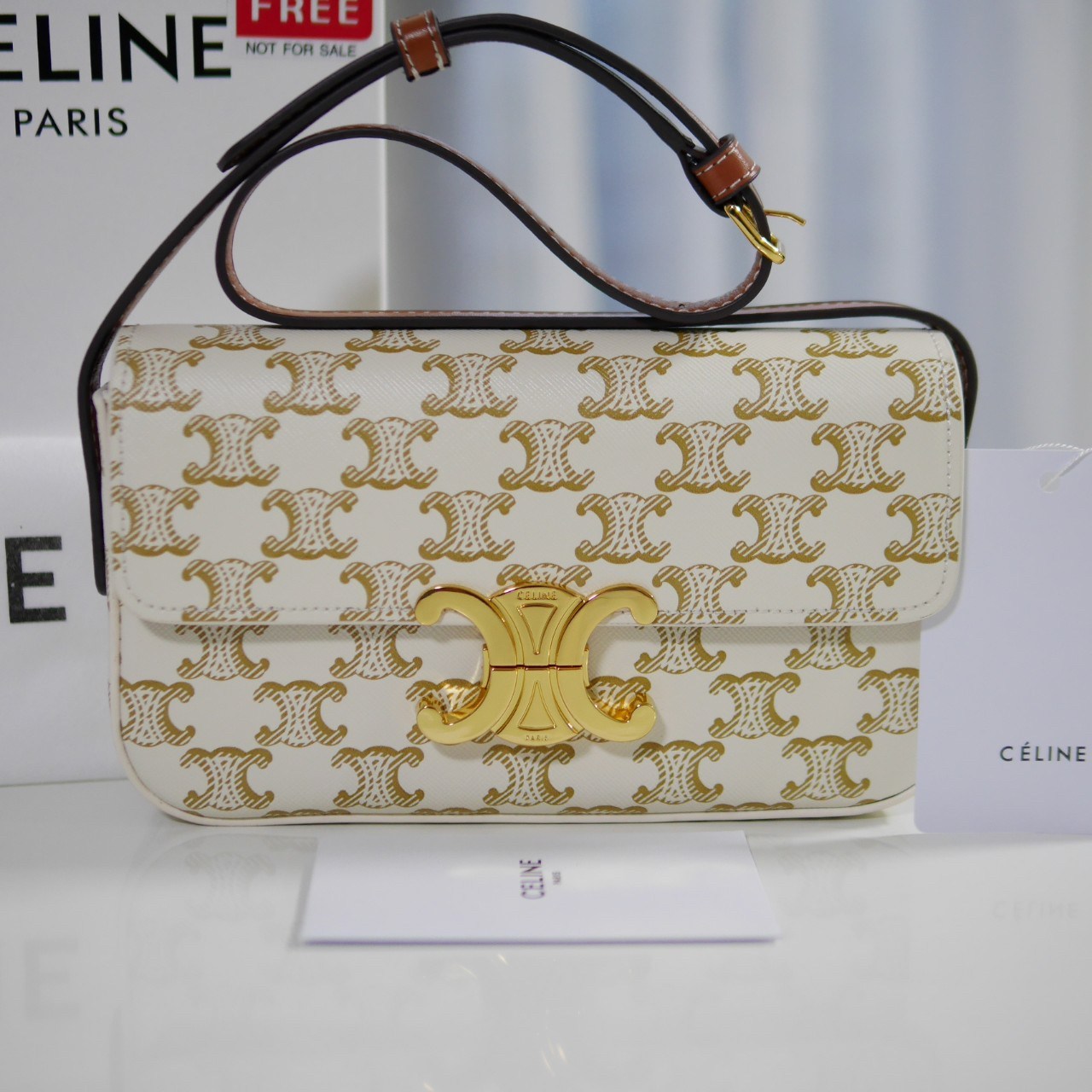 พร้อมส่งที่ไทยแล้วกับ CELINE TRIOMPHE SHOULDER BAG หนังทั้งใบลายสวยหรู ด้านในเปิดด้วยด้วยที่บีบโลโก้อะไหล่ทอง จุของได้กำลังดี ใส่โทรศัพท์ กระเป๋าสตางค์ใบสั้น ของจุกจิกได้ เหมาะกับสาวๆในวัน