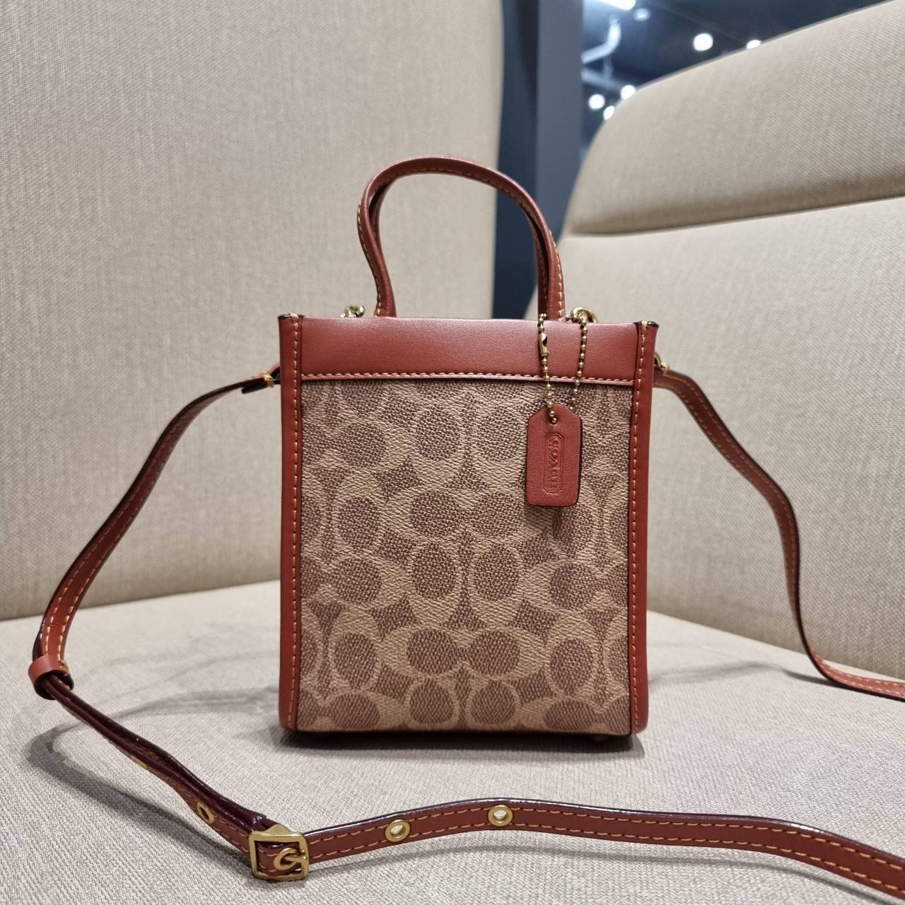 COACH C5277 MINI CASHIN TOTE IN SIGNATURE CANVAS กระป๋าสะพายข้างไซส์มินิ ไอเท็มหายาก!! ที่น่ารักที่สุด!! น่าใช้ไม่อยากวาง!! ยกให้น้องสาวใบนี้จริงๆ ดีไซน์รูปทรงโท้ทคลาสสิค วัสดุหนังแคนวาสสลับหนังแท้ มีหูจับในตัวและสายสะพายข้าง ปากกระเป๋ามีสายหนังแถบแม่เหล็