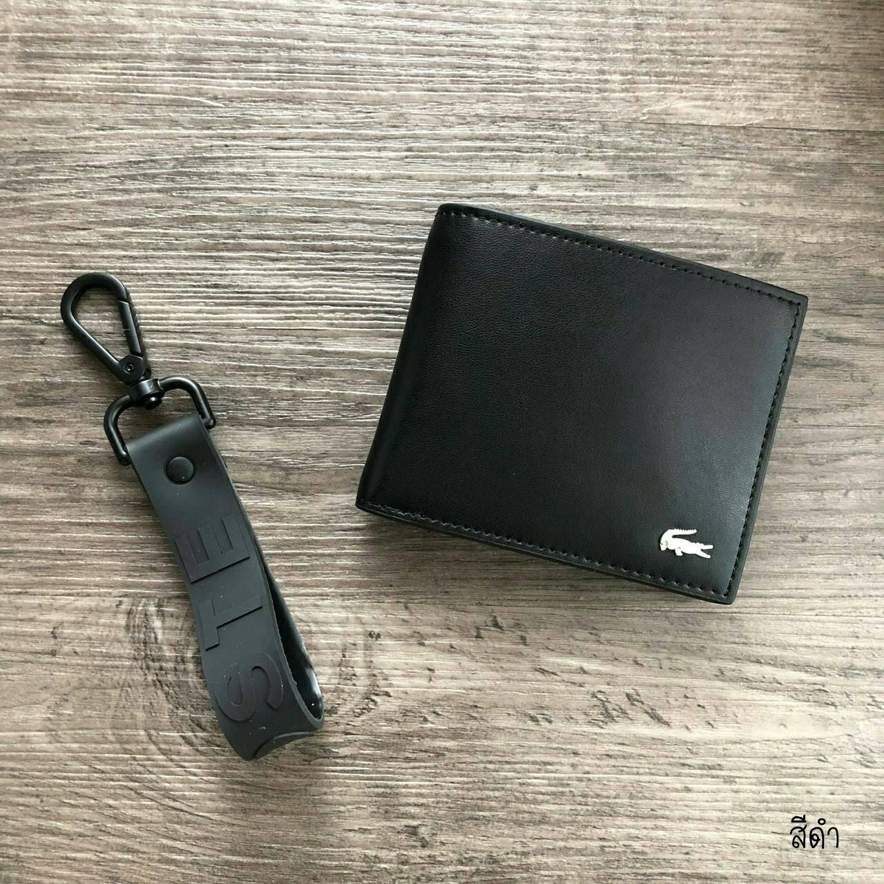 LACOSTE Short Wallet with Key Set กระเป๋าสตางค์ใบสั้น Set สุดคุ้มมอบให้เป็นของขวัญหรือใช้เองก็แนะนำค่ะ อุปกรณ์ : มาพร้อมพวงกุญแจ + ถุงกระดาษแบรนด์ + กล่องแบรนด์