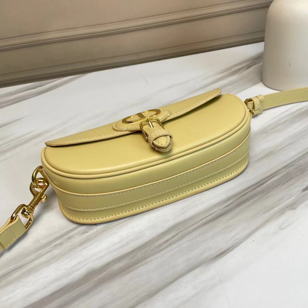 หนังแท้ DIOR BOBBY EAST-WEST BAG พร้อมส่งที่ไทย งานหนังแท้ทั้งใบเกรดออริจินอล ภาพสินค้าถ่ายจากงานขายจริง ใช้งานต่างประเทศได้ รุ่นใหม่ในฤดูกาลนี้ เพิ่มความทันสมัยให้กับซิลลูเอทของ Hobo ผ่านเส้นสายที่สง่างามและสัดส่วนที่กลมกลืนกัน สไตล์หนังลูกวัว โดดเด่นด้ว