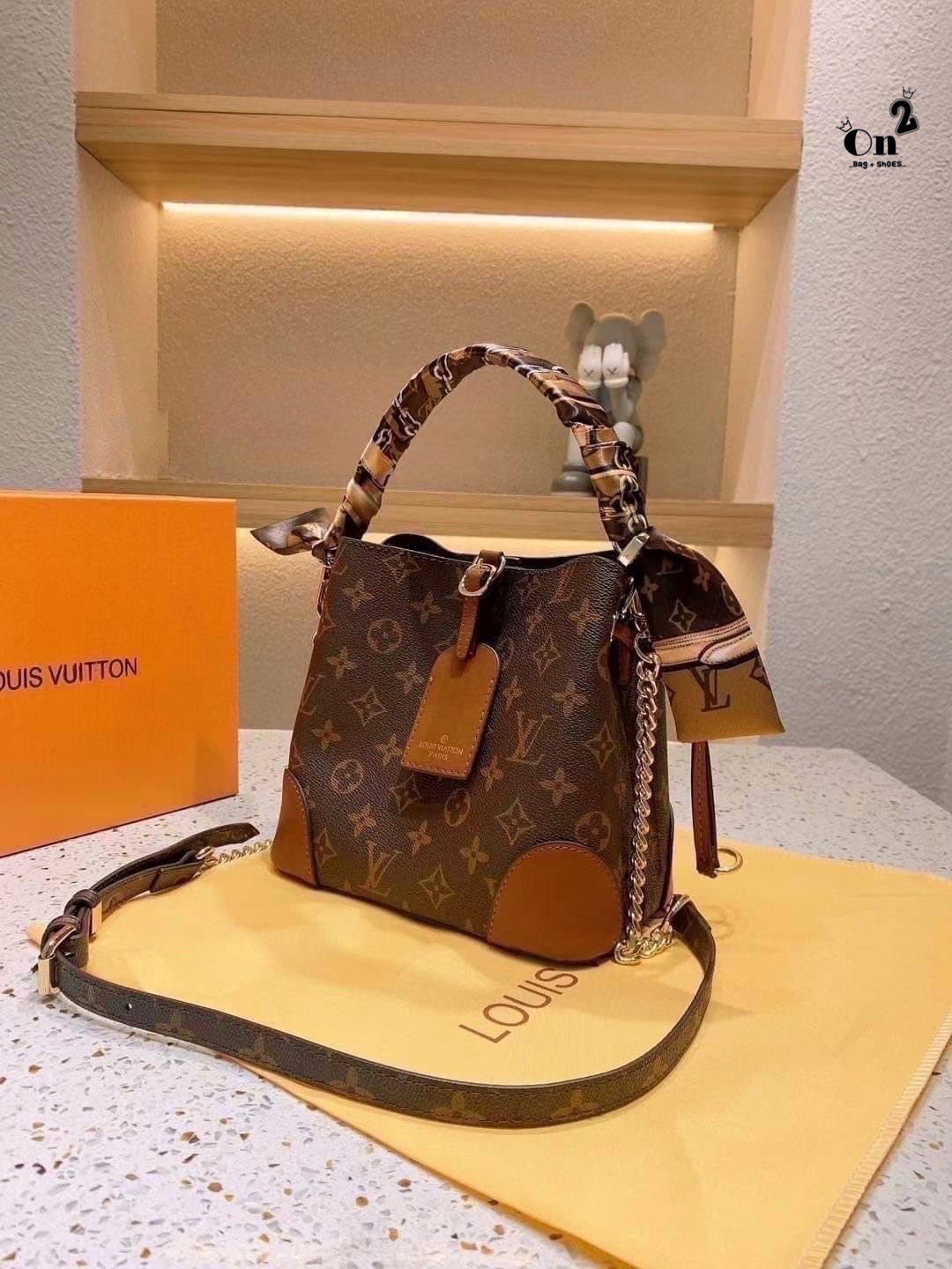 LV NeoNoe Monogram กระเป๋าสะพายทรงหรูหรา มีสไตล์ เป็นเอกลักษณ์ลงตัวสมบูรณ์แบบ จุของได้เยอะมาก ใบจริงสวยมากกกก ได้สวยก่อนใคร ต้องจัดแล้วจ้า พร้อมส่งความสวยที่นี่ ที่เดียว!!