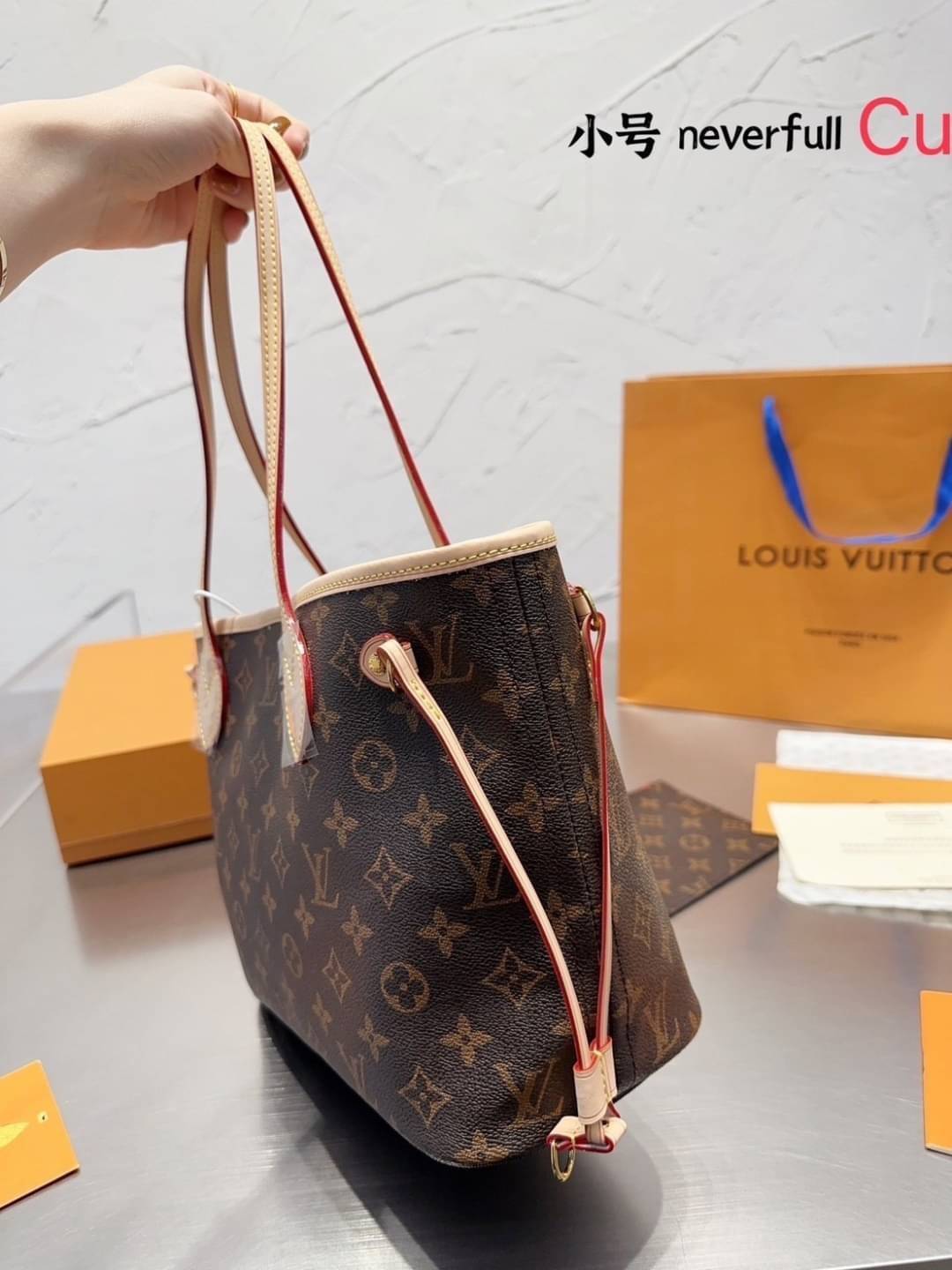 LV Neverfull Monogram Tote Bag กระเป๋าทรงโท้ทสะพายไหล่ใบใหญ่ขนาดกำลังสวย มาพร้อมใบลูก คลาสสิคที่สุด เป็นอีกรุ่นที่มีคนใช้กันทั่วบ้านทั่วเมือง ฮิตแบบไม่ต้องพูดเยอะ