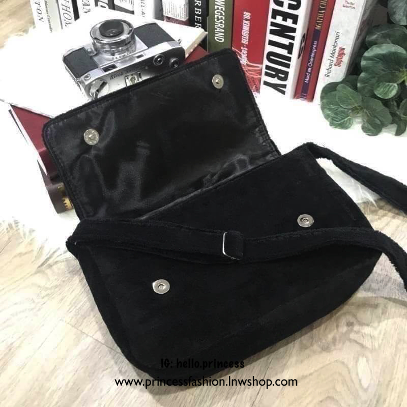 Chanel Beaute Crossbody Bag กระเป๋าถือหรือสะพายพรีเมี่ยมของเเท้จาก Chanel Cosmetic Counter VIP Gift รุ่นแนะนำวัสดุขนวูฟสีดำหนานุ่มตัดโลโก้แบรนด์หนังแก้วสวยโดดเด่น น้ำหนักเบา เปิดปิดด้วยฝาปิดกระดุมแม่เหล็ก ใบใหญ่กำลังดีใส่ ipad กระเป๋าสตางค์ใบยาว iphone เค