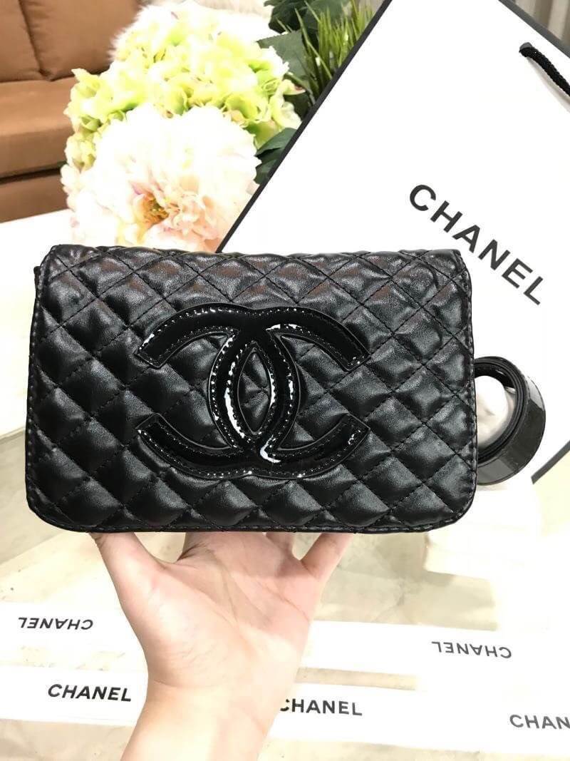 พร้อมส่งแล้วค่ะ..ใครไม่ทันรอบที่แล้วจองด่วนจ้า! Chanel Waist Bag Gift With Purchase (GWP) กระเป๋าสะพายคาดเอวหรือคาดอกพรีเมี่ยมกิ้ฟของแท้จาก Chanel Perfume Counter รุ่น Limited Edition วัสดุหนังนิ่มลายตารางทรงเหลี่ยมมีโลโก้ด้านหน้า เปิดปิดด้วยฝาปิดกระดุมแม