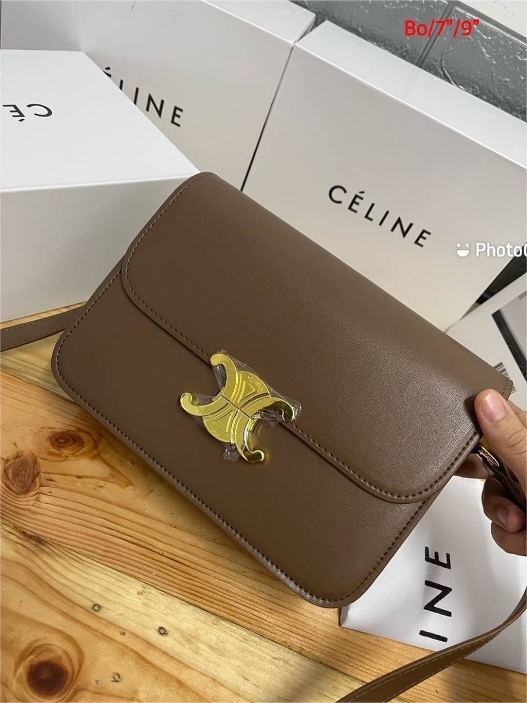CELINE CLASSIQUE TRIOMPHE BAG / Celine Teen Triomphe Bag / Celine Bag พร้อมส่ง กระเป๋าแบรนด์หรูที่ควรมีแห่งปี รูปทรงสี่เหลี่ยมรุ่นฮอตฮิตของเหล่าดาราและเซเลบทั้งหลาย ดีไซต์เรียบหรู