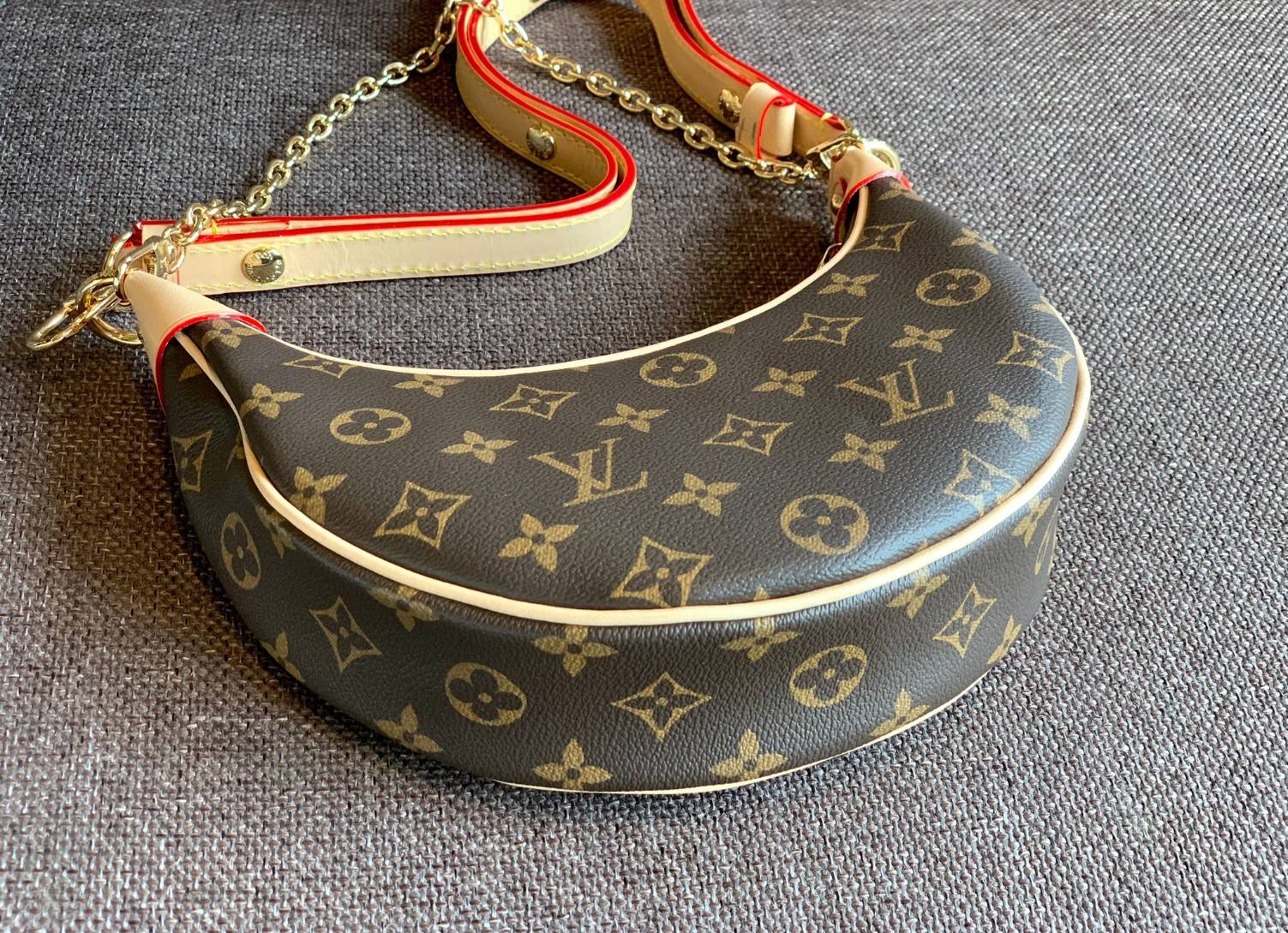 LOUIS VUITTON MONOGRAM LOOP BAG กระเป๋าทรง Loop ที่รังสรรค์ออกมาได้สวย เก๋ และดูดีมากๆ หนังแท้ มีความนิ่มละมุน สัมผัสแล้วคือใช่เลยค่ะ😘 ด้านหน้ามีช่องซิปเล็กให้ใส่ของจุกจิก เปิด-ปิดช่องหลักแบบซิป ภายในสามารถใส่กระเป๋าเงินใบกลางได้;มือถือได้ทุกรุ่น;