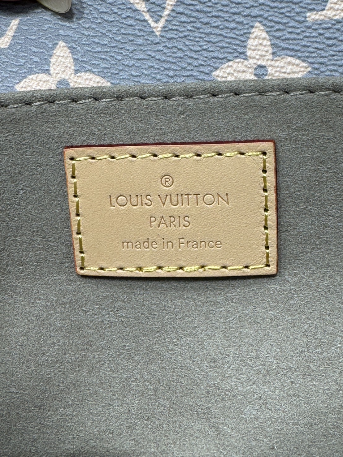 LV Pochette Métis East West กระเป๋าสะพายมัลติฟังก์ชั่น สีใหม่ลิมิเต็ดสวยละมุน วางลายตรงเป๊ะ สวยมากแนะนำเลยค่ะ ดีไซน์กะทัดรัด สะดวกพกพา สะพายไปเที่ยว ไปทำงาน ไปเดทก็ได้หมด ตอบโจทย์คนชอบความหลากหลายจริงๆ