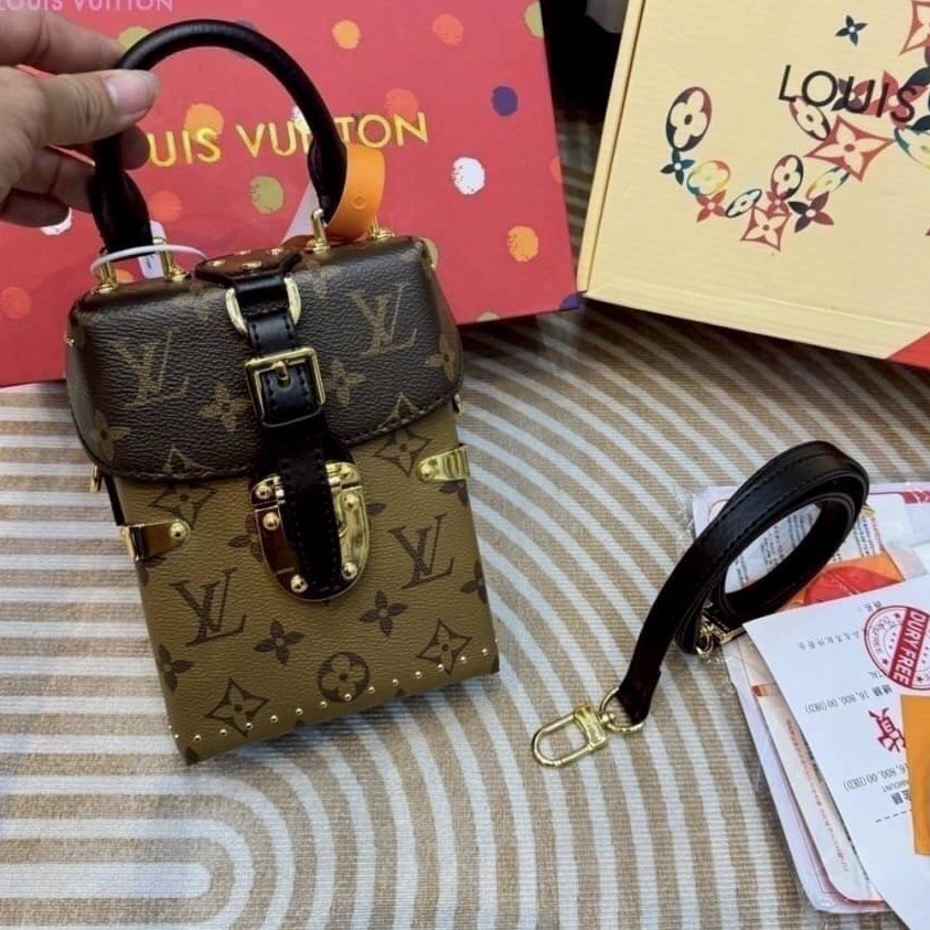 LV Camera Box bag กระเป๋าถือ/สะพายทรงกล่อง ไอเท็มหรูหราวินเทจสวยหรูทุกมุมมอง ตกแต่งเพิ่มดีเทลด้วยหมุด วัสดุหนังแคนวาสคุณภาพ มีหูจับในตัว พร้อมตอบรับได้ทุกลุค ทุกสไตล์