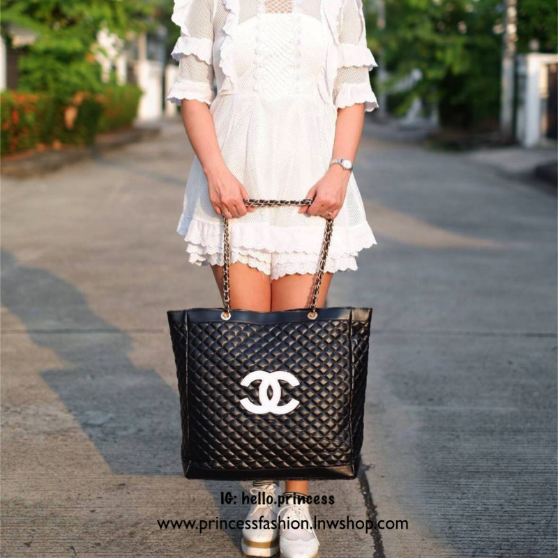 CHANEL TOTE VIP GIFT 2018 กระเป๋าสะพายทรงtote วัสดุ pu. ลายตารางสุด classic VIP. gift ของแท้จาก cosmetic counter chanel ใบใหญ่ น้ำหนัดเบา โลโก้หนังแก้วเงา เปิดปิดแบบซิป ภายในกว้างใส่ A4 ได้ มีช่องเล็ก และช่องซิป มาพร้อม สายสะพายไหล่แบบโซ่ร้อยหนัง สวยหรูดู