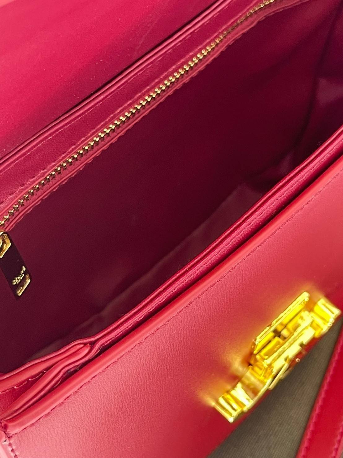 VIP 🥂 CELINE TEEN BESACE TRIOMPHE IN SHINY กระเป๋าสะพายคาดลำตัวรุ่นนี้นับว่าเป็นกระเป๋าอีกหนึ่งรุ่นในซีรีส์ Triomphe ที่ได้รับความนิยมอย่างมาก ด้วยรูปร่างทรงโค้งมนมีความคลาสสิกตามแบบฉบับของ Celine เพิ่มความหรูหราและโดดเด่นด้วยการตกแต่งด้วยโลโก้โลห