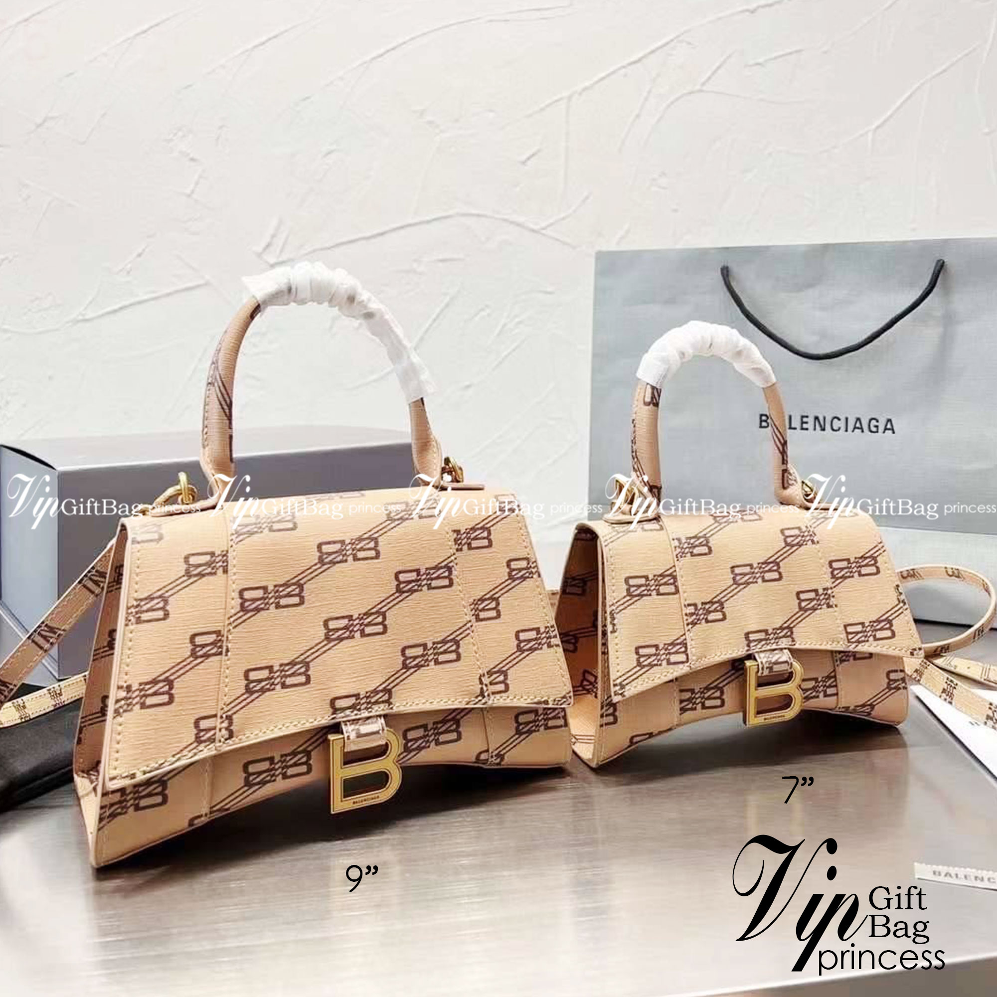 BALENCIAGA Hourglass BB Monogram top-handle tote bag กระเป๋าสะพายแบรนด์หรูซิกเนเจอร์ใบล่าสุด ที่มาพร้อมดีไซน์โดดเด่น มีความโฉบเฉี่ยว โค้งมนเหมือนพระจันทร์เสี้ยว เพิ่มความโดดเด่นสะดุดตาด้วยการตกแต่งอักษร B เมทัลลิก ที่เป็นเอกลักษณ์แบรนด์ งานจริงสวยงามตามรู