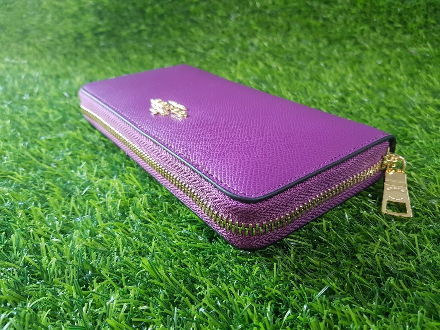 Coach longvwallet กระเป๋าสตางค์ใบยาวซิปรอบ ด้านหน้าตประดับโลโก้แบรนด์ อะไหล่ทอง ซิปแบรนด์ปั๊ม ภายในมีช่องใส่บัตร 1 2ช่อง และช่องใส่ธนบัตร 3 ช่อง มีช่องซิปกลางใส่เหรียญค่ะ