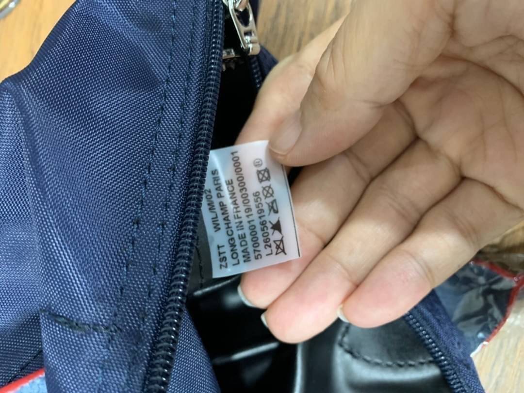 Longchamp LE PLIAGE Club (พร้อมส่ง 8 สี) TOTE BAG S กระเป๋ารุ่นยอดนิยม ที่สาวๆ ต้องมีไว้เก็บไว้สักใบ ด้วยตัวน้ำหนักกระเป๋า Longchamp เบาแสนเบา แต่จุของได้เยอะมาก สำหรับลุคทางการกึ่งลำลอง แฝงความสบาย ยามเดินทาง จุดเด่นอย่างหนึ่งของ กระเป๋าก็คือ สามาถพับเก็