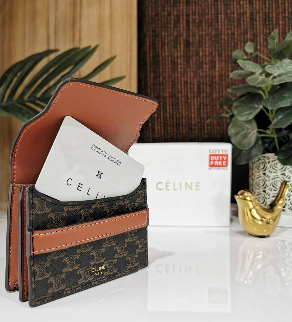CELINE SHORT WALLET กระเป๋าสตางค์ซีลีนใบสั้น วัสดุ Triomphe Canvas หนังขึ้นลาย Signature Brand สวยอยู่ทรงมีโลโก้ด้านหน้าเปิดปิดด้วยฝาพับคาดเเถบหนังด้านหน้า ภายในมีโลโก้ มีช่องแบ่งหลายช่อง มีช่องใส่บัตรหลายช่อง สามารถช่องใส่เหรียญ บัตร ธนบัตรเเบบพับได้ ไอเ
