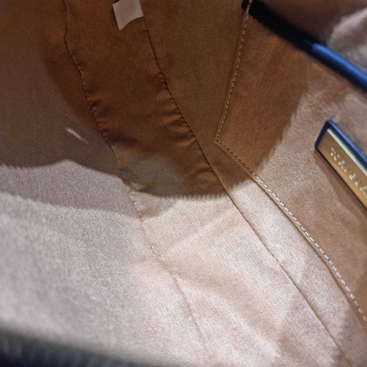 TORY BURCH T MONOGRAM CRESCENT BAG คอลเลคชั่นใหม่มาแรง! สมแก่การรอคอยในสไตล์ทีโมโนแกรมอันเป็นเอกลักษณ์ รูปทรงสวยโดดเด่น สะพายง่ายคล่องตัว