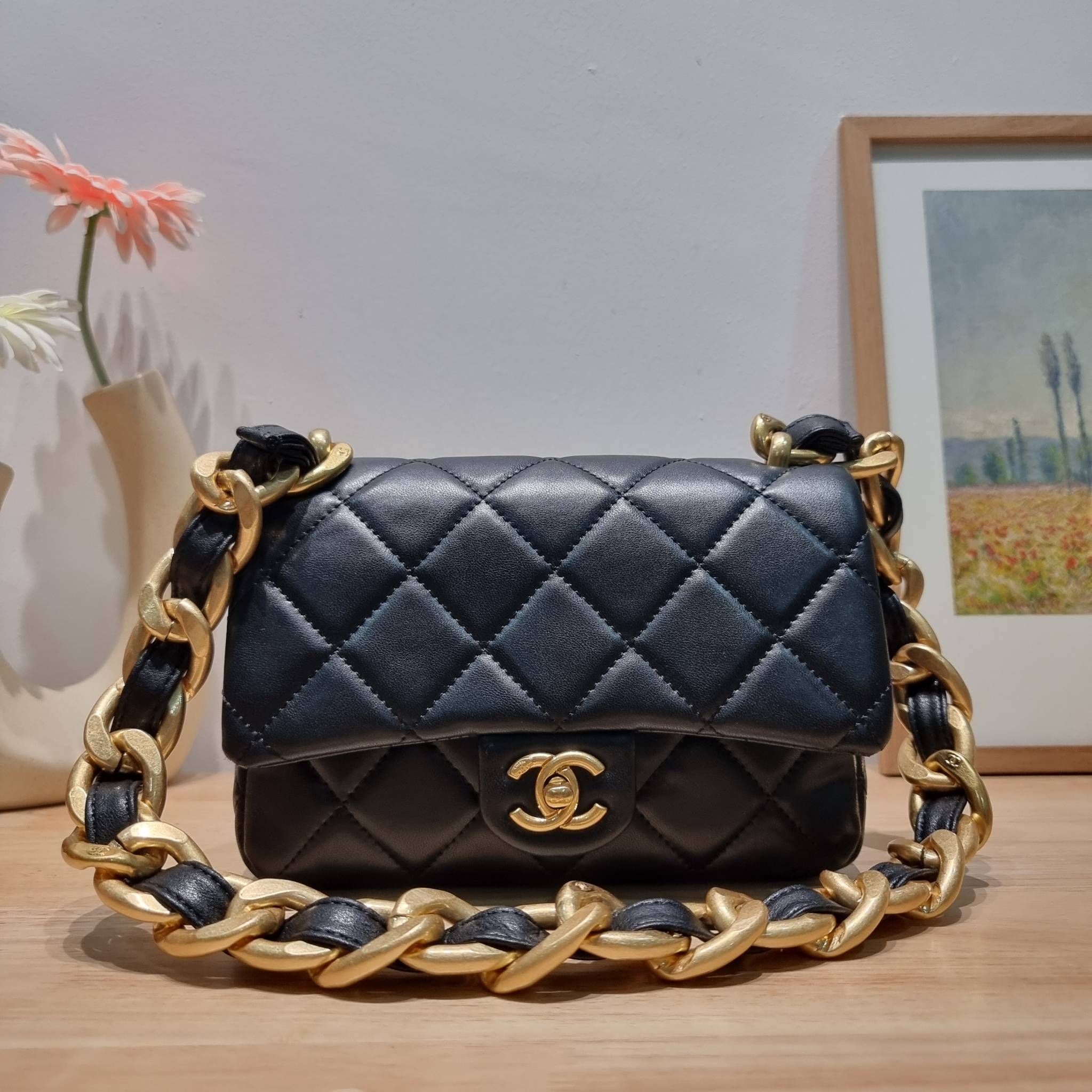 Chanel chunky chain bag in black สวยฟาดย้อนยุคความหรู ในราคาที่จับต้องได้ กับกระเป๋าสะพายไหล่ ไซส์กำลังสวย โดดเด่นด้วยสายสะพายโซ่สลับหนังเส้นใหญ่ ทนทาน ดูแพง