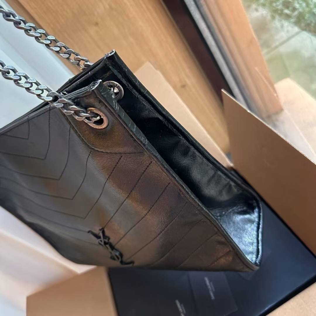 YSL Shopper Niki Tote Bag กระเป๋าสะพายทรงโท้ทใบใหญ่กำลังสวย หรูหราขั้นสุด เสิร์ฟมาให้สวยทันใช้ปีใหม่แน่นอน ใบจริงดูแพงเกินคุ้ม -- [รับตัวแทนกระเป๋า]