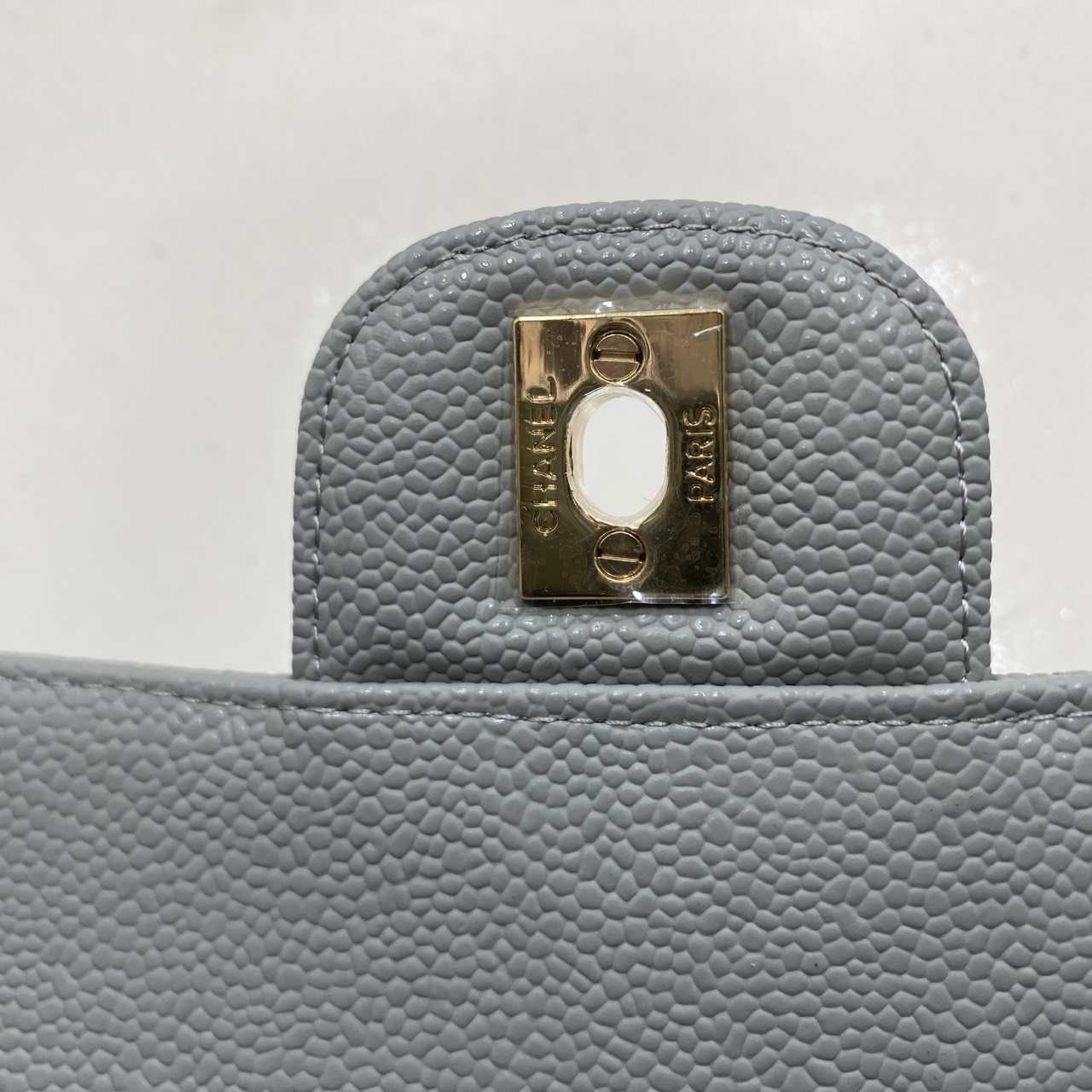 ORI หนังแท้ | CHANEL Classic Medium Flap Bag 25cm กระเป๋าสะพายคลาสสิกรุ่นยอดนิยมตลอดกาล ดีไซน์เรียบหรูหราขับผิว งานหนังแท้ อะไหล่ทองหรูหรา สุดยอดเดอะเบสท์ไอเท็ม