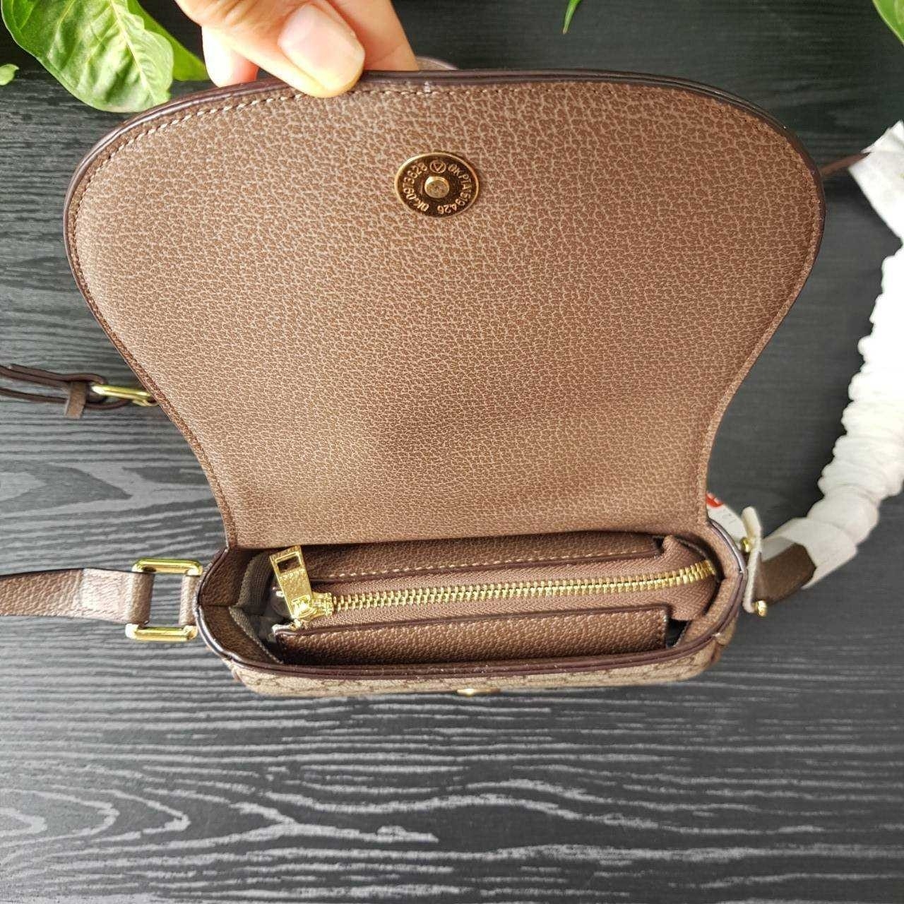 GUCCI Horsebit 1955 small shoulder bag กระเป๋าครอสบอดี้ขนาดกำลังดี ดีไซน์น่ารัก ทรงสวย ใช้ได้ทุกโอกาส สายยาวปรับระดับได้ เปิด-ปิด ด้วยกระดุมแม่เหล็ก