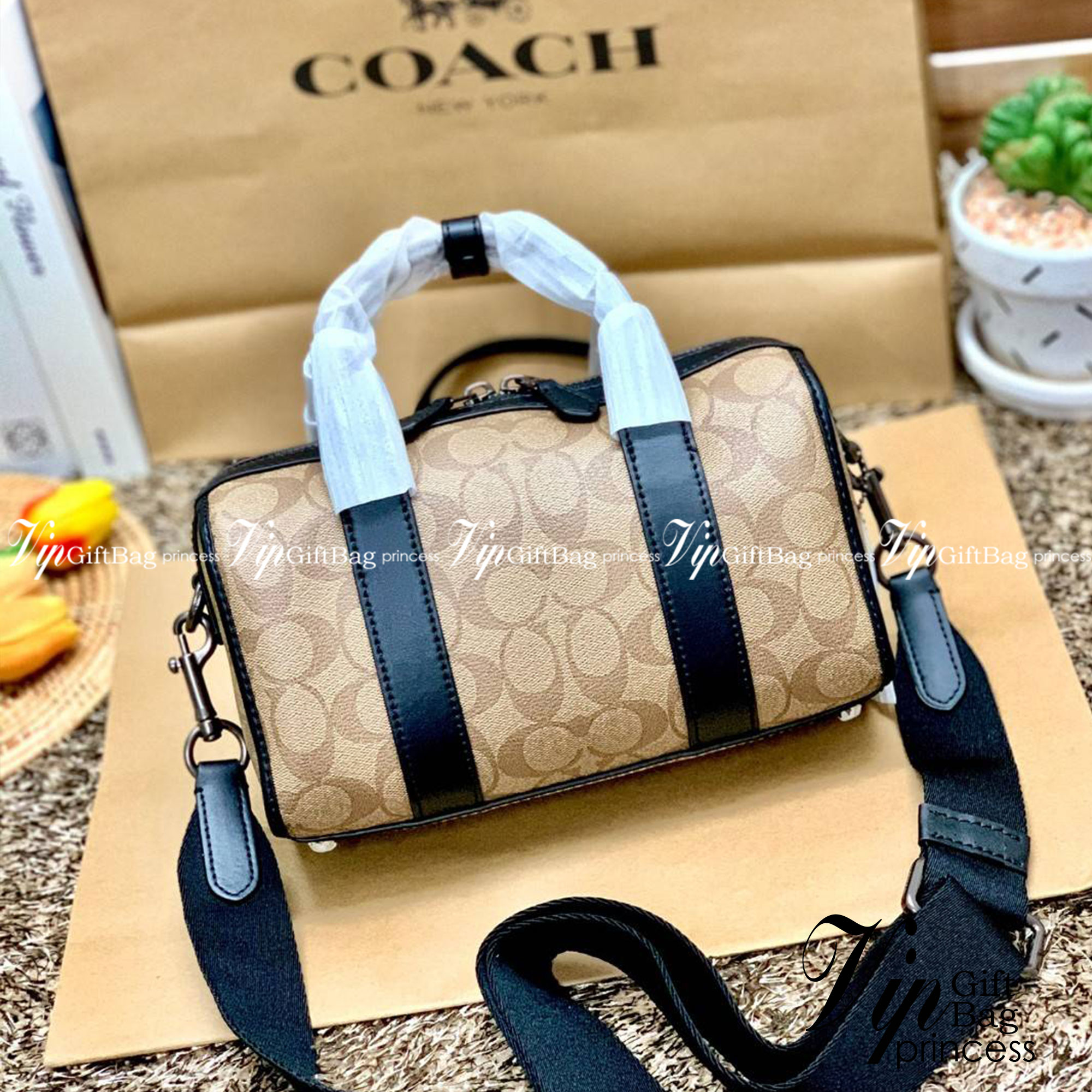 COACH GOTHAM DUFFLE 24 IN SIGNATURE CANVAS CA186 พร้อมส่ง กระเป๋าทรงหมอนรุ่นใหม่บ่าสุดปี 2022 รุ่นนี้สามารถใช้ได้ทั้งชาย//หญิง หนังแท้อย่างดี นิ่มทรงสวย มากๆค่ะ เปิด-ปิดกระเป๋าแบบซิปคู่ด้านบนมีกระดุมรวบหูหิ้วให้ด้วยนะคะ ภายในกระเป๋าสามารถใส่สัมภาระที่จำเป