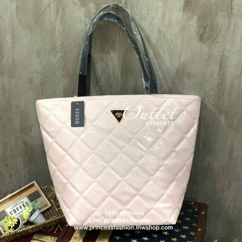 Guess Large Tote Bag กระเป๋าถือทรงช้อปปิ้ง ที่มีน้ำหนักเบา สามารถจุได้เยอะ วัสดุหนังpuหนังนิ่ม นุ่มมือต่อผิวสัมผัส มีดีเทลที่ตัวกระเป๋าปั้มโลโก้G เป็นซิกเนอเจอร์รอบใบ สามารถใส่เอกสารเอสี่ได้ เปิดปิดด้วยซิปเดียวด้านบน ภายในบุผ้าลายG มีช่องเล็กแยกเป็นสัดส่ว